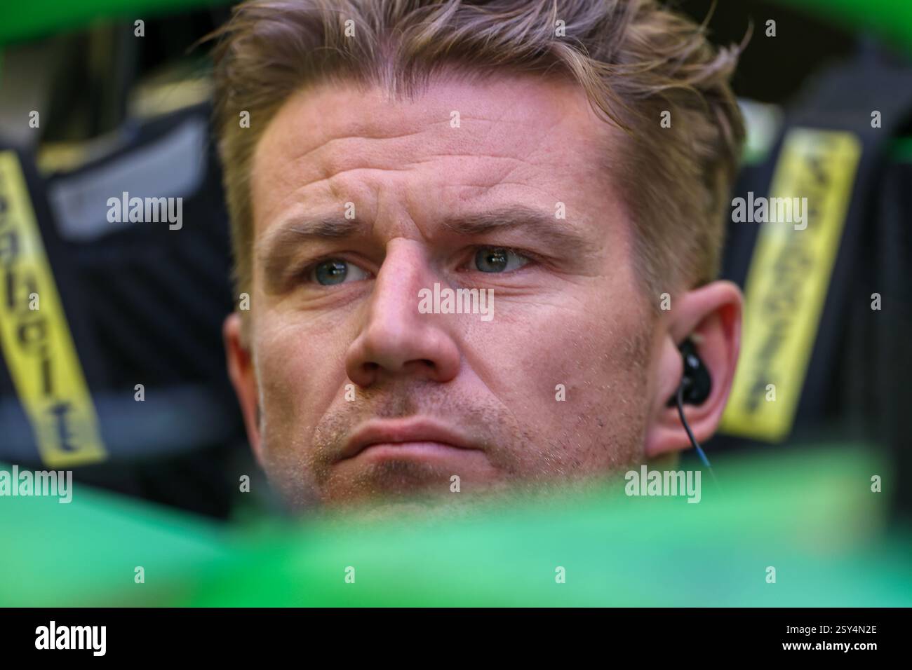 BAHRAIN, BAHRAIN - 27. FEBRUAR: Nico Hulkenberg aus Deutschland und das Stake F1 Team treten sauber in der Garage während des zweiten F1-Tests auf dem Bahrain International Circuit am 27. Februar 2025 in Bahrain, Bahrain. (Foto: Qian Jun/Alamy Live News) Stockfoto