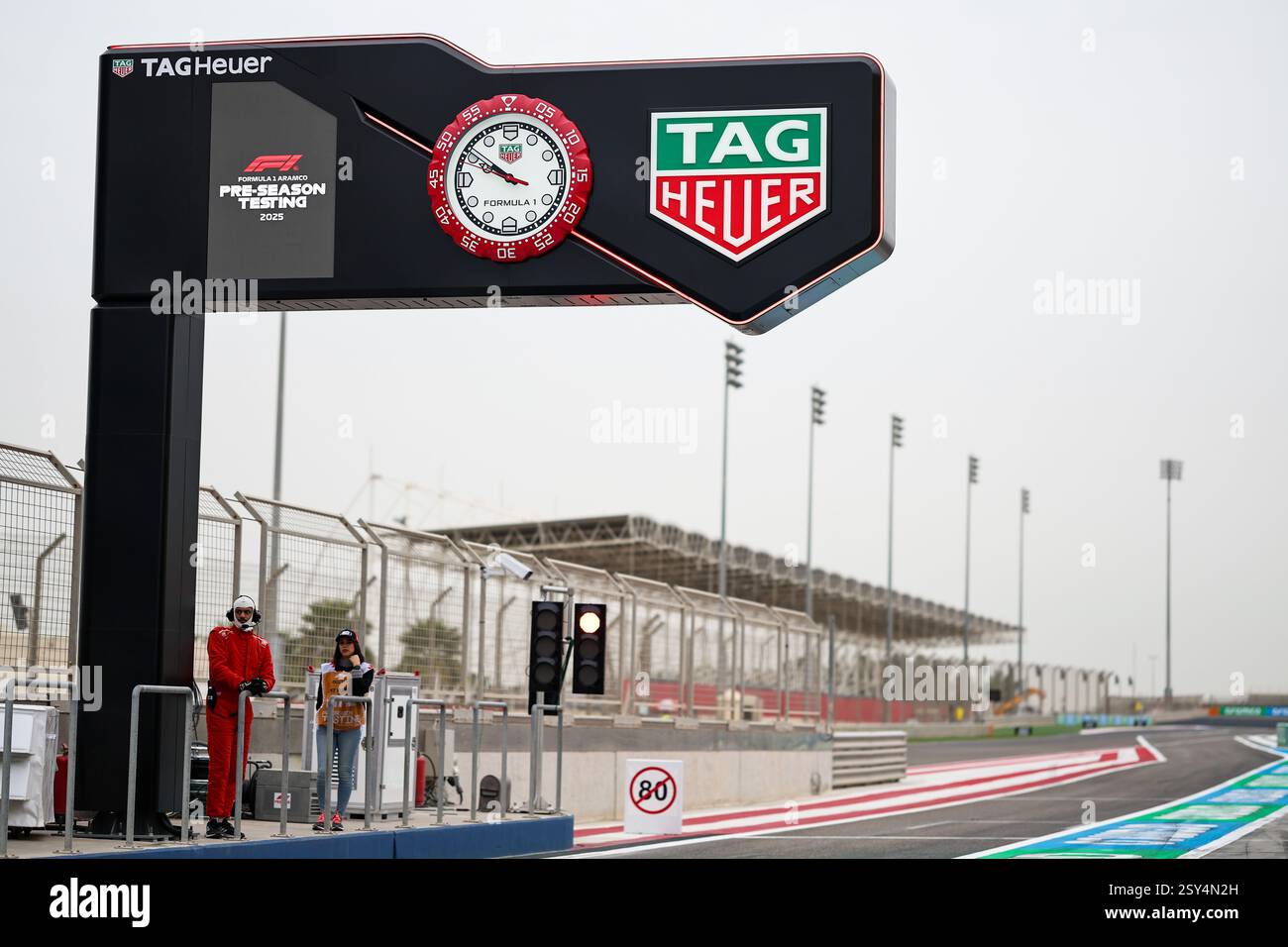 BAHRAIN, BAHRAIN - 27. FEBRUAR: Allgemeine Ansicht des TAG Heuer Tower am zweiten Tag der F1-Tests auf dem Bahrain International Circuit am 27. Februar 2025 in Bahrain, Bahrain. (Foto: Qian Jun/Alamy Live News) Stockfoto