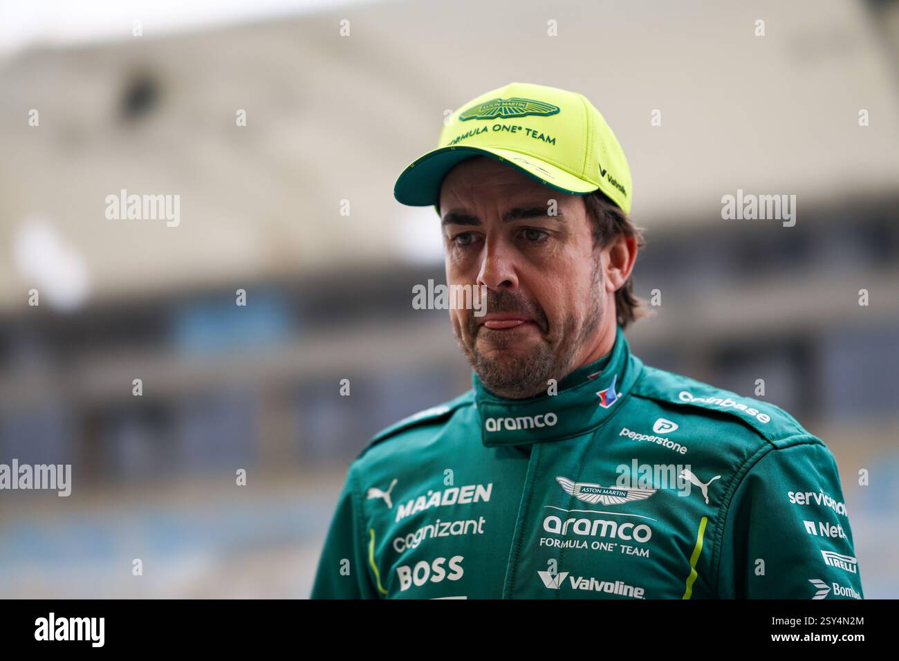 BAHRAIN, BAHRAIN - 27. FEBRUAR: Fernando Alonso aus Spanien und das Aston Martin Aramco F1 Team in der Boxengasse während des zweiten F1-Tests auf dem Bahrain International Circuit am 27. Februar 2025 in Bahrain, Bahrain. (Foto: Qian Jun/Alamy Live News) Stockfoto