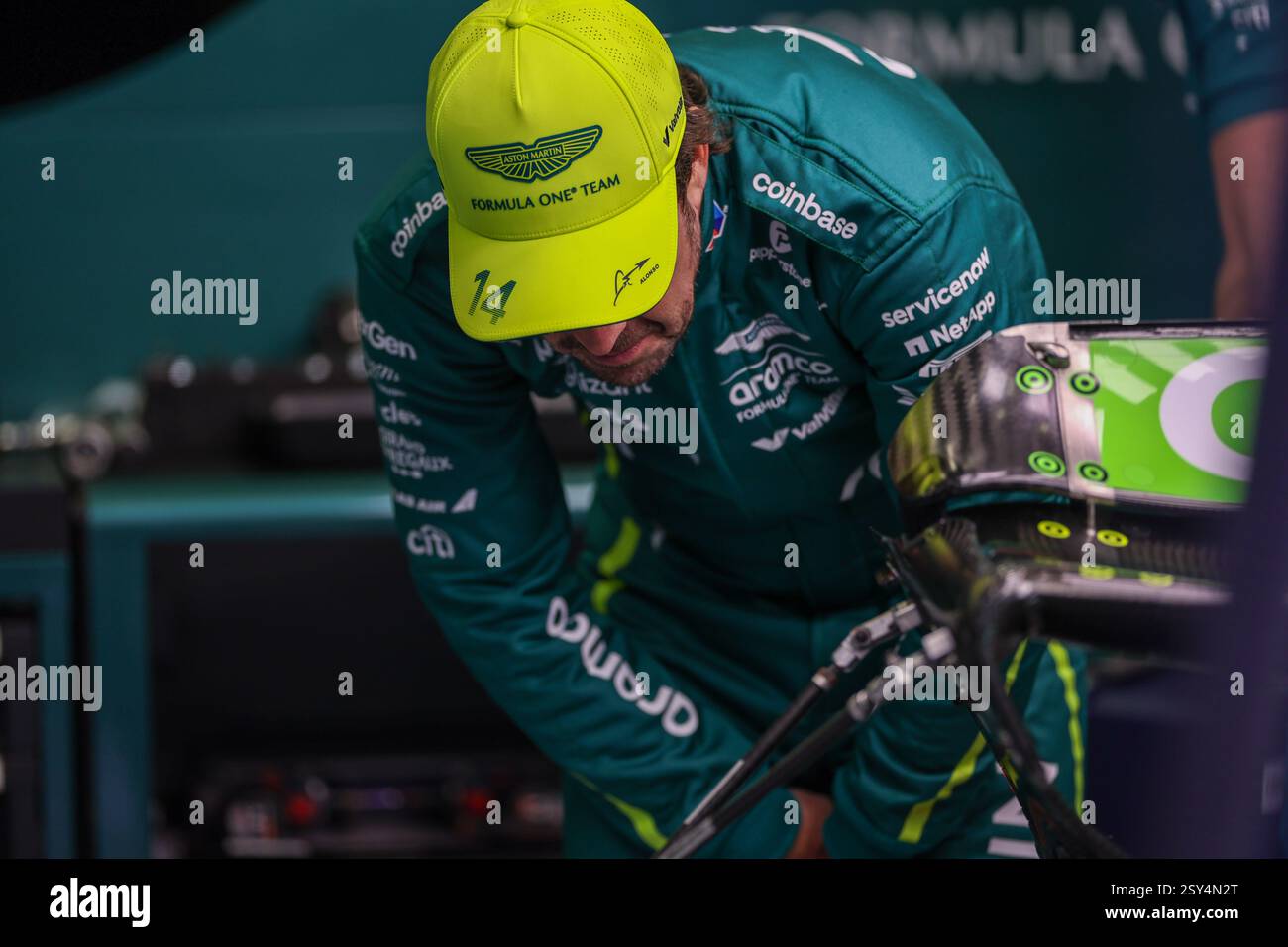 BAHRAIN, BAHRAIN - 27. FEBRUAR: Fernando Alonso aus Spanien und das Aston Martin Aramco F1-Team in der Garage während des zweiten F1-Tests auf dem Bahrain International Circuit am 27. Februar 2025 in Bahrain, Bahrain. (Foto: Qian Jun/Alamy Live News) Stockfoto