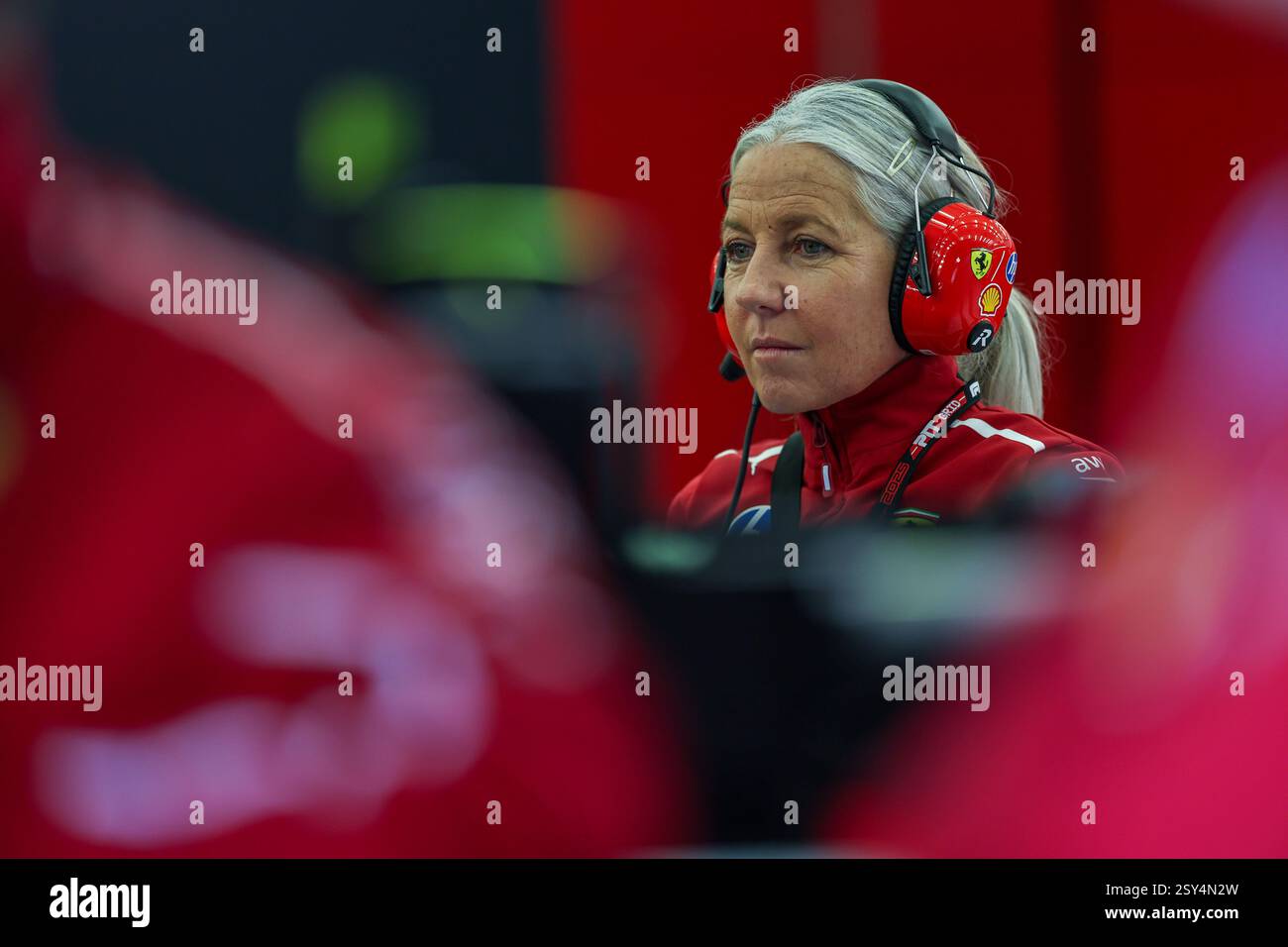BAHRAIN, BAHRAIN - 27. FEBRUAR: Angela Cullen aus Neuseeland und Lewis Hamilton Physio während des zweiten F1-Tests auf dem Bahrain International Circuit am 27. Februar 2025 in Bahrain. (Foto: Qian Jun/Alamy Live News) Stockfoto