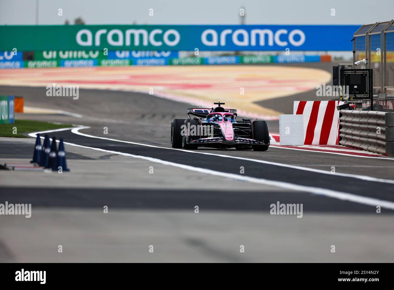 BAHRAIN, BAHRAIN - 27. FEBRUAR: Pierre Gasly aus Frankreich fuhr am 27. Februar 2025 auf dem Bahrain International Circuit den (10) Alpine F1 A525 Renault. (Foto: Qian Jun/Alamy Live News) Stockfoto