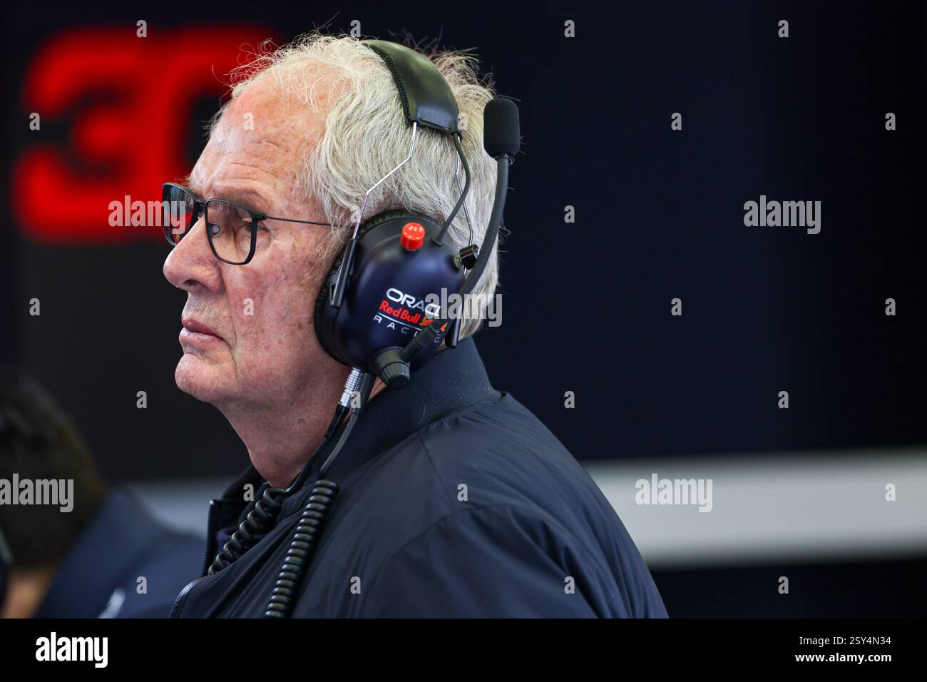 BAHRAIN, BAHRAIN - 27. FEBRUAR: Dr. Helmut Marko aus Österreich und Oracle Red Bull Racing in der Garage während des zweiten F1-Testtages auf dem Bahrain International Circuit am 27. Februar 2025 in Bahrain, Bahrain. (Foto: Qian Jun/Alamy Live News) Stockfoto