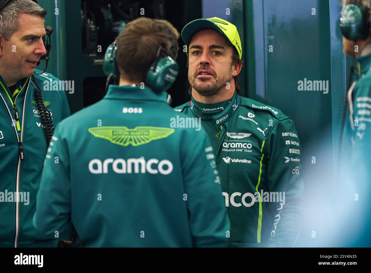 BAHRAIN, BAHRAIN - 27. FEBRUAR: Fernando Alonso aus Spanien und das Aston Martin Aramco F1-Team in der Garage während des zweiten F1-Tests auf dem Bahrain International Circuit am 27. Februar 2025 in Bahrain, Bahrain. (Foto: Qian Jun/Alamy Live News) Stockfoto