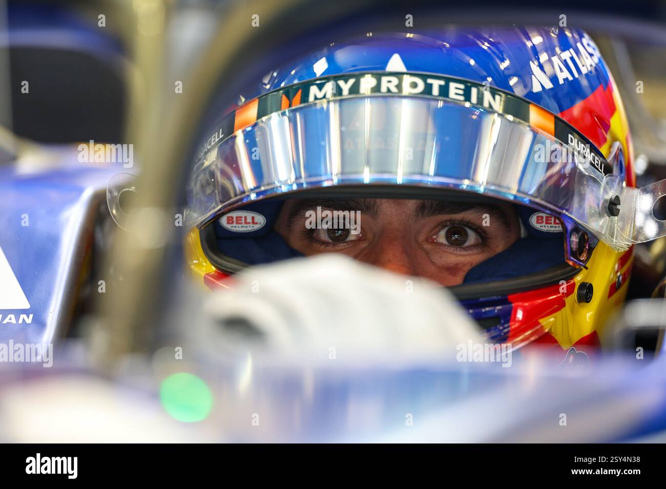 BAHRAIN, BAHRAIN - 27. FEBRUAR: Carlos Sainz Jr aus Spanien und Atlassian Williams Racing in der Garage während des zweiten F1-Testtages auf dem Bahrain International Circuit am 27. Februar 2025 in Bahrain, Bahrain. (Foto: Qian Jun/Alamy Live News) Stockfoto