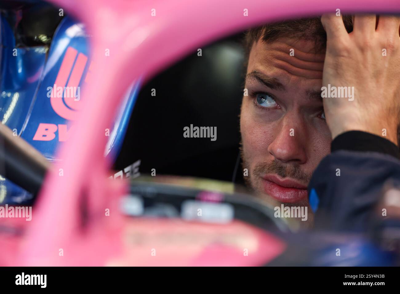 BAHRAIN, BAHRAIN - 27. FEBRUAR: Pierre Gasly aus Frankreich und das BWT Alpine F1 Team in der Garage während des zweiten F1-Testtages auf dem Bahrain International Circuit am 27. Februar 2025 in Bahrain, Bahrain. (Foto: Qian Jun/Alamy Live News) Stockfoto