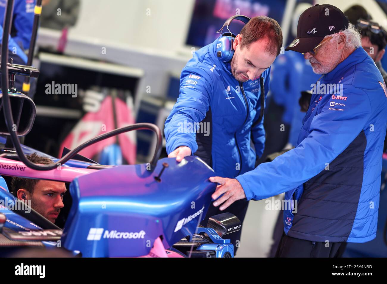 BAHRAIN, BAHRAIN - 27. FEBRUAR: Oliver Oakes aus Großbritannien und das BWT Alpine Team und Flavio Briatore aus Italien und das BWT Alpine Team sprechen in der Garage während des zweiten F1-Testtages auf dem Bahrain International Circuit am 27. Februar 2025 in Bahrain. (Foto: Qian Jun/Alamy Live News) Stockfoto
