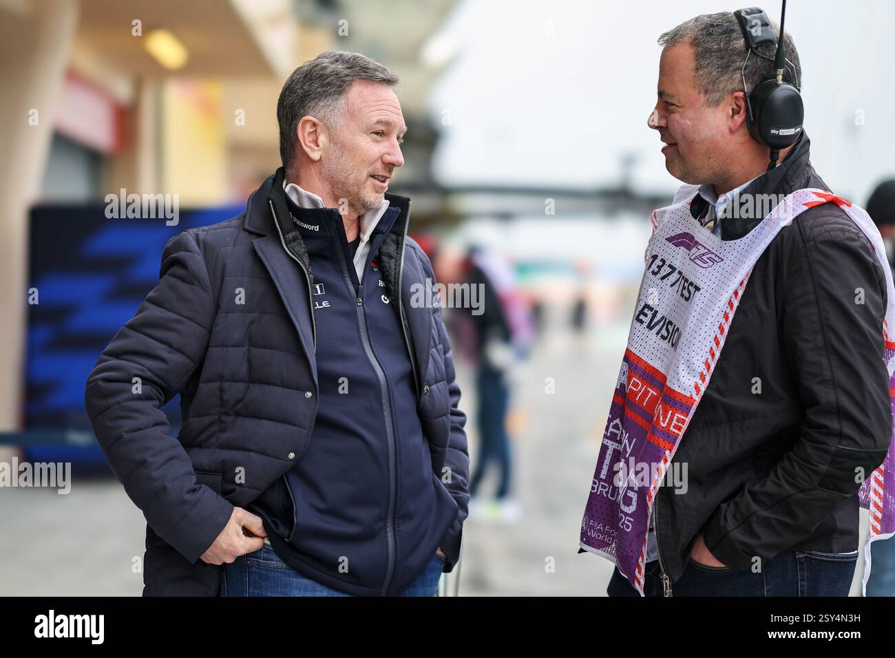BAHRAIN, BAHRAIN - 27. FEBRUAR: Christian Horner aus Großbritannien und Oracle Red Bull Racing und Ted Kravitz von Sky Sport F1 während des zweiten F1-Testtages auf dem Bahrain International Circuit am 27. Februar 2025 in Bahrain, Bahrain. (Foto: Qian Jun/Alamy Live News) Stockfoto