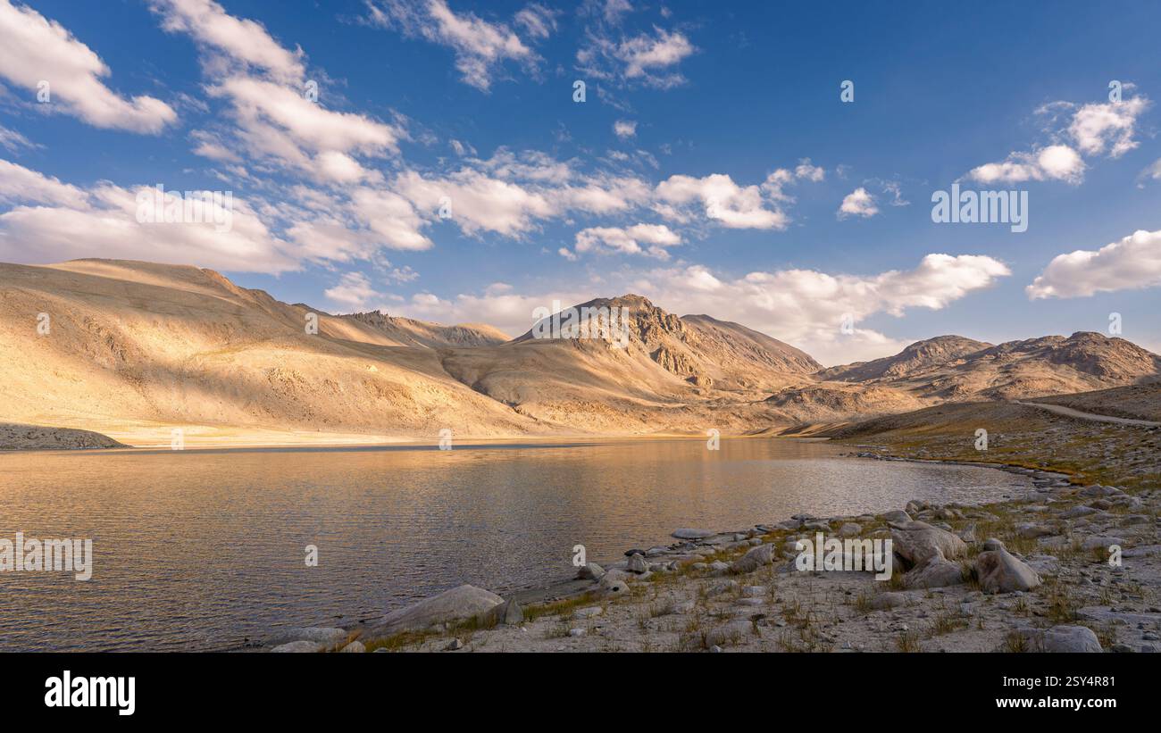 Farbenfrohe Landschaftsansicht des Bergsees in hoher Höhe vor Sonnenuntergang zwischen Khargush Pass und Pamir Highway, Murghab, Gorno-Badakhshan, Tadschikistan Stockfoto