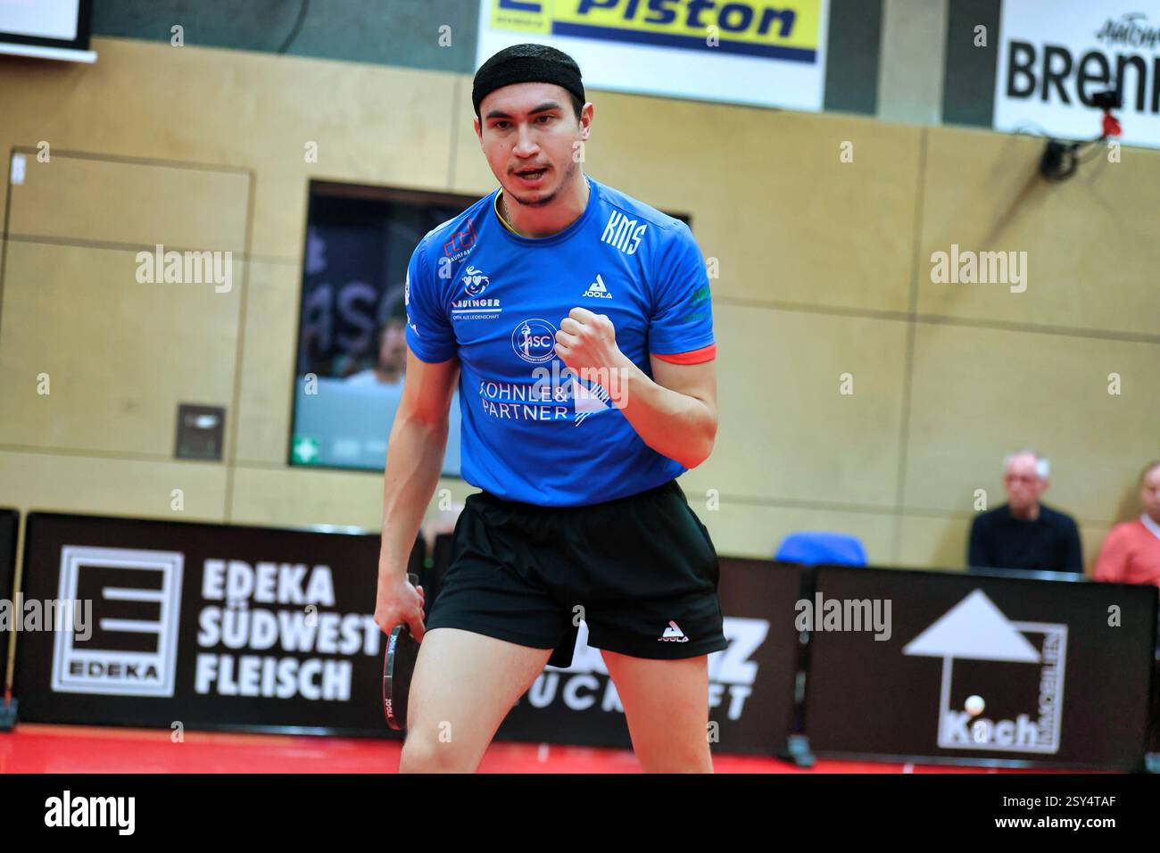 Grünwettersbach, Deutschland 25. Februar 2025: 1. TTBL - 2024/2025 - ASC Grünwettersbach vs. Borussia Düsseldorf im Bild: Rafael Turrini (ASC) jubelt nach einem Punktgewinn und ballt die Faust dabei. Stockfoto