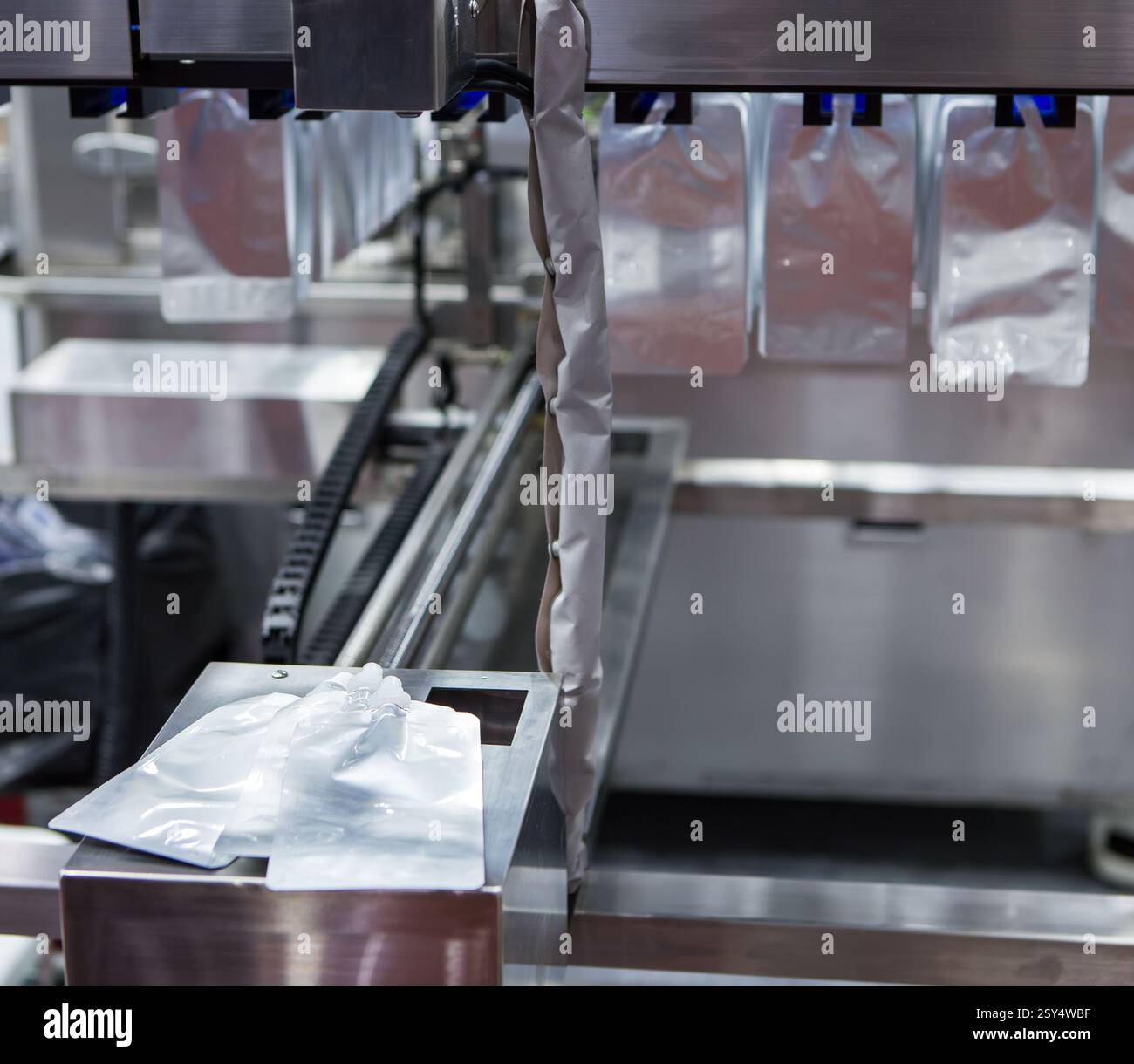 Verpackungsmaschine für Flüssigdüsen für Lebensmittel. Lebensmittelindustrie. Stockfoto