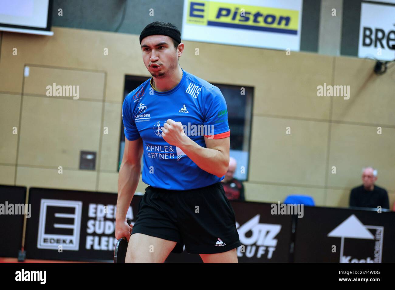 Grünwettersbach, Deutschland 25. Februar 2025: 1. TTBL - 2024/2025 - ASC Grünwettersbach vs. Borussia Düsseldorf im Bild: Rafael Turrini (ASC) jubelt nach einem Punktgewinn und ballt die Faust dabei. Stockfoto