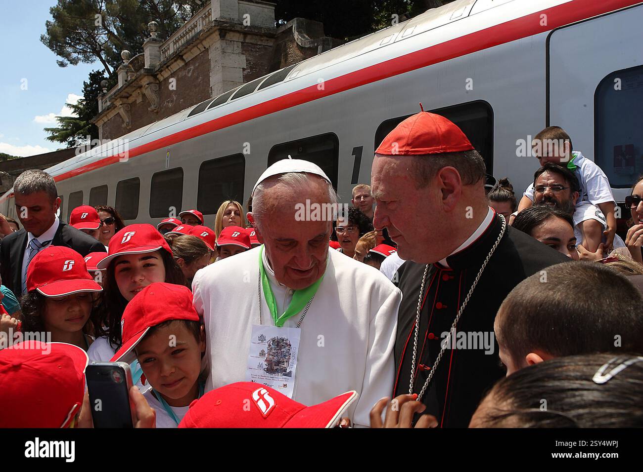 Cittò del Vaticano 23/06/2013 E' arrivato alla Stazione San Pietro all'interno della Citt‡ del Vaticano, il 'Treno dei Bambini', uno speciale Frecciargento che ha trasportato a Roma 250 bambini in‡ olt. Ich bambini sono stati accolti da Papa Francesco sulla banchina della Stazione San Pietro. Ankunft am Bahnhof San Pietro in Vatikanstadt, dem „Zug der Kinder“, ein spezieller Frecciargento, der 250 Kinder in Not nach Rom brachte. Die Kinder wurden von Papa Francesco am Dock des Bahnhofs San Pietro begrüßt. | Città del Vaticano 23/06/2013 E' arrivato alla Stazione San Pietro all'inter Stockfoto