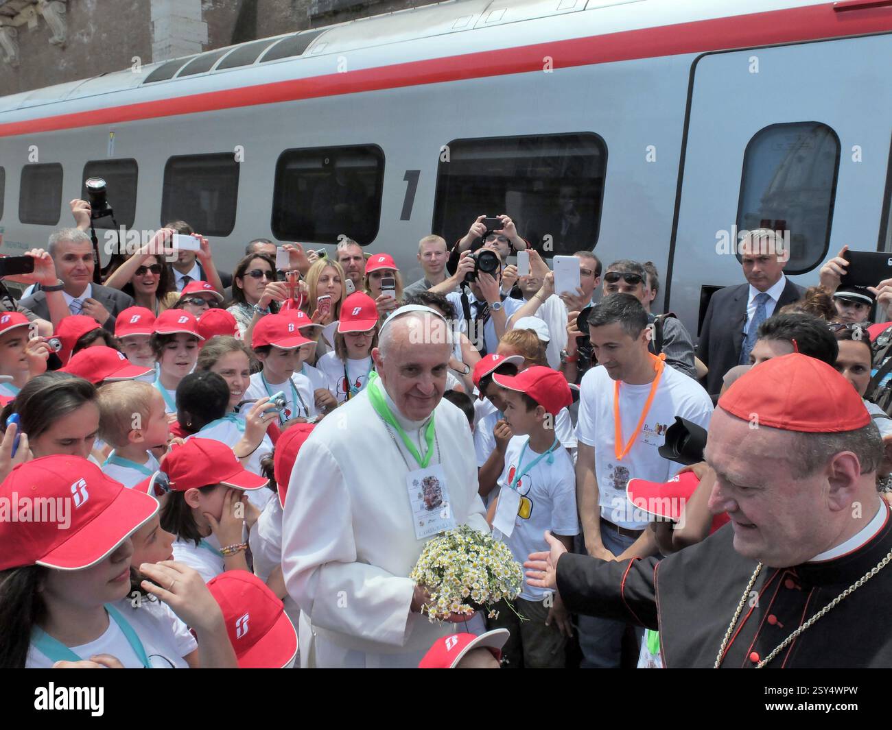 E' arrivato alla Stazione San Pietro all'interno della Citt‡ del Vaticano, il 'Treno dei Bambini', uno Speciale Frecciargento che ha trasportato a Roma 250 Bambini in difficoltà. Ich bambini sono stati accolti da Papa Francesco sulla banchina della Stazione San Pietro. Ankunft am Bahnhof San Pietro in Vatikanstadt, dem „Zug der Kinder“, ein spezieller Frecciargento, der 250 Kinder in Not nach Rom brachte. Die Kinder wurden von Papa Francesco am Dock des Bahnhofs San Pietro begrüßt. | E' arrivato alla Stazione San Pietro all'interno della Citt‡ del Vaticano, il 'Treno dei Bambini', uno speci Stockfoto