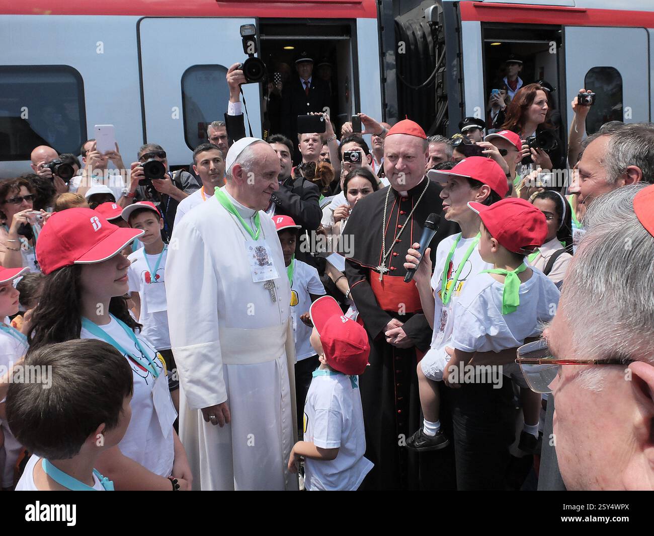 E' arrivato alla Stazione San Pietro all'interno della Citt‡ del Vaticano, il 'Treno dei Bambini', uno Speciale Frecciargento che ha trasportato a Roma 250 Bambini in difficoltà. Ich bambini sono stati accolti da Papa Francesco sulla banchina della Stazione San Pietro. Ankunft am Bahnhof San Pietro in Vatikanstadt, dem „Zug der Kinder“, ein spezieller Frecciargento, der 250 Kinder in Not nach Rom brachte. Die Kinder wurden von Papa Francesco am Dock des Bahnhofs San Pietro begrüßt. | E' arrivato alla Stazione San Pietro all'interno della Citt‡ del Vaticano, il 'Treno dei Bambini', uno speci Stockfoto