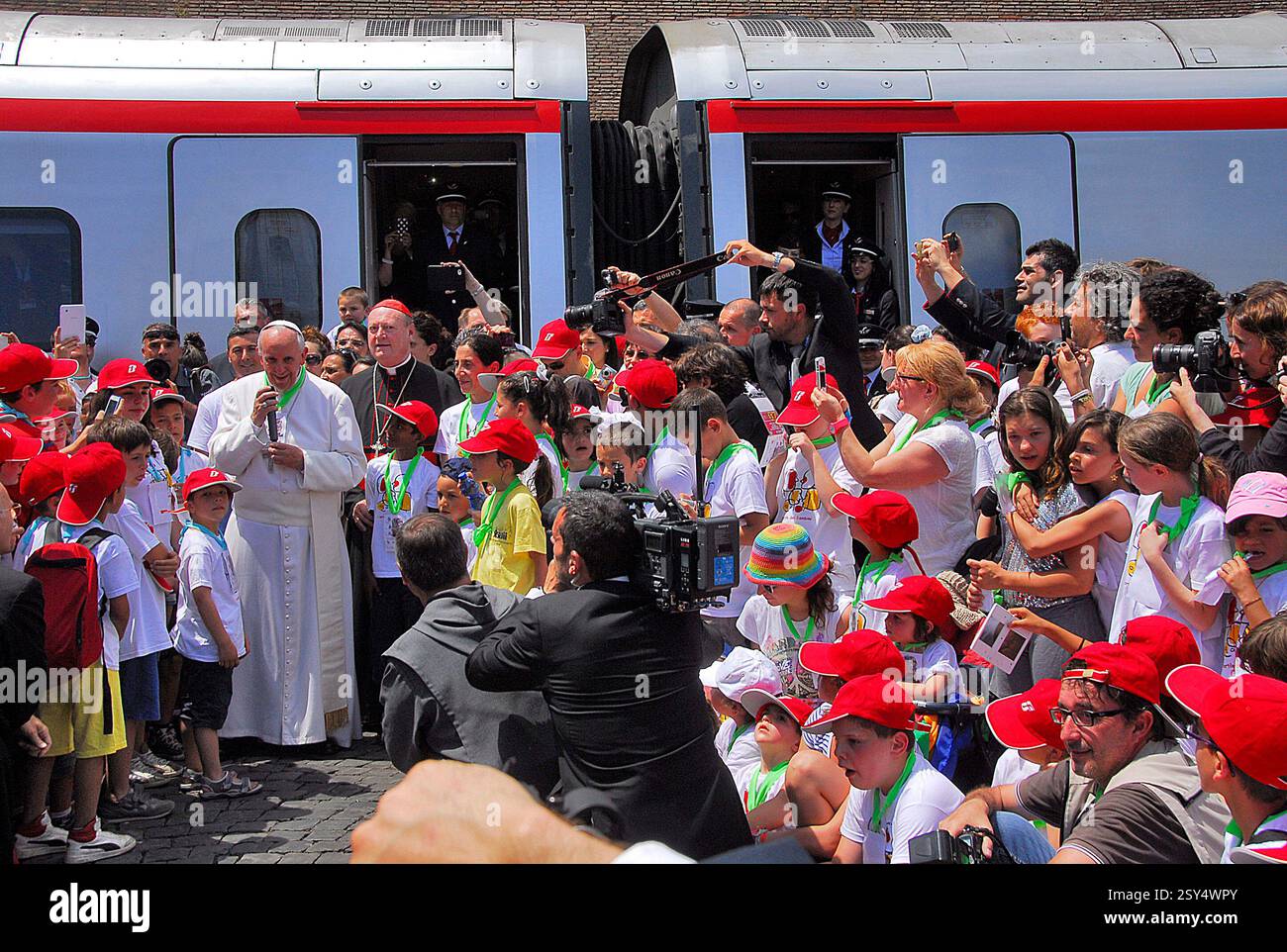 E' arrivato alla Stazione San Pietro all'interno della Citt‡ del Vaticano, il 'Treno dei Bambini', uno Speciale Frecciargento che ha trasportato a Roma 250 Bambini in difficoltà. Ich bambini sono stati accolti da Papa Francesco sulla banchina della Stazione San Pietro. Ankunft am Bahnhof San Pietro in Vatikanstadt, dem „Zug der Kinder“, ein spezieller Frecciargento, der 250 Kinder in Not nach Rom brachte. Die Kinder wurden von Papa Francesco am Dock des Bahnhofs San Pietro begrüßt. | E' arrivato alla Stazione San Pietro all'interno della Citt‡ del Vaticano, il 'Treno dei Bambini', uno speci Stockfoto