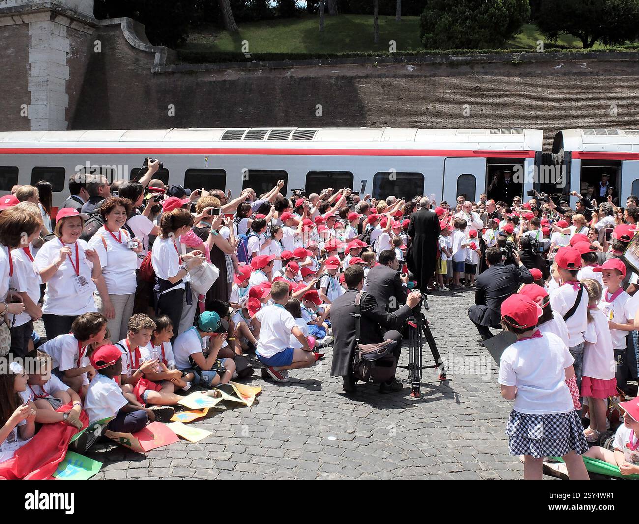 Ankunft am Bahnhof San Pietro in Vatikanstadt, dem „Zug der Kinder“, ein spezieller Frecciargento, der 250 Kinder in Not nach Rom brachte. Die Kinder wurden von Papa Francesco am Dock des Bahnhofs San Pietro begrüßt. Stockfoto