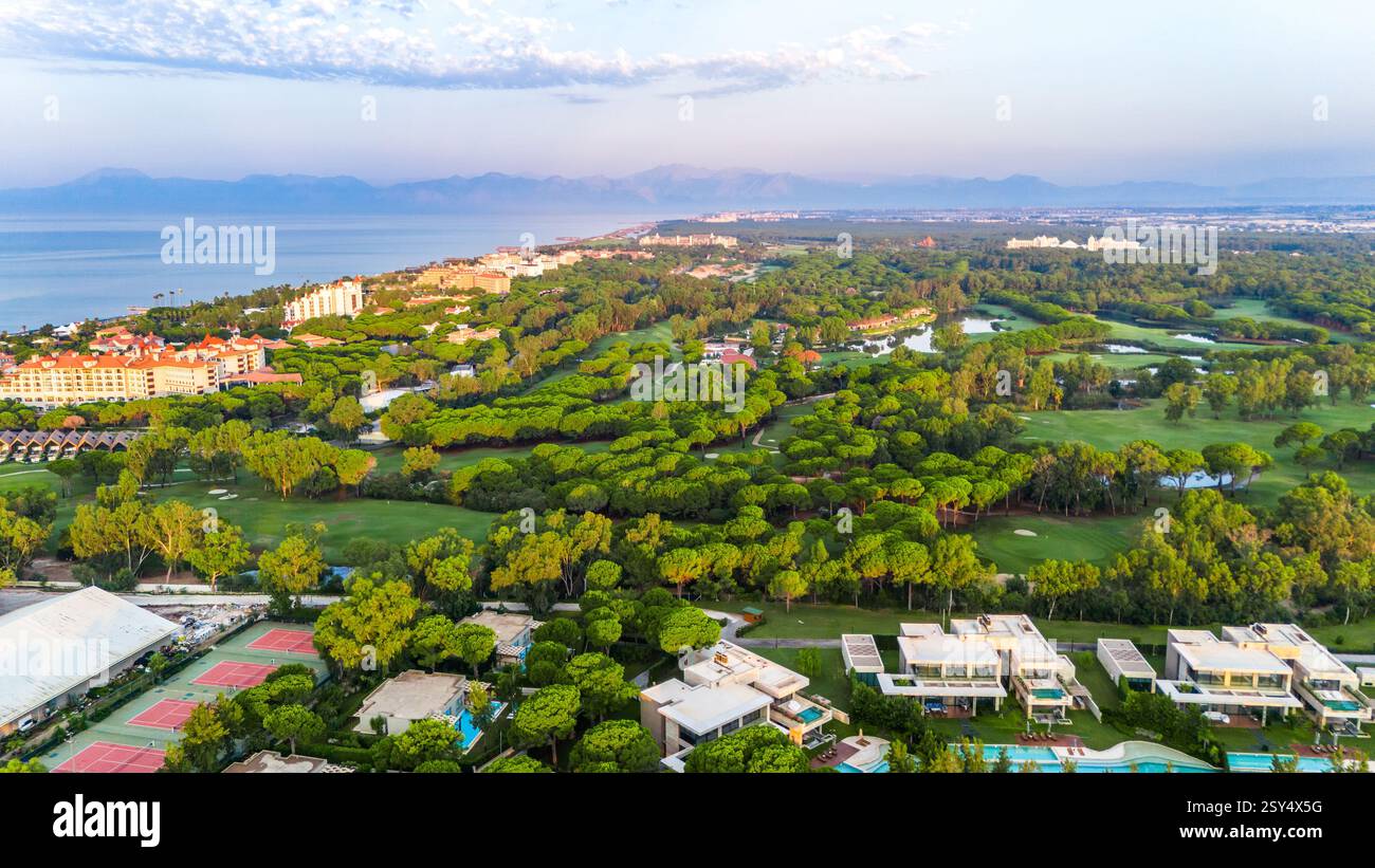 Panoramablick auf ein Golf Resort am Meer mit Luxusvillen, Hotels und Berglandschaft Stockfoto