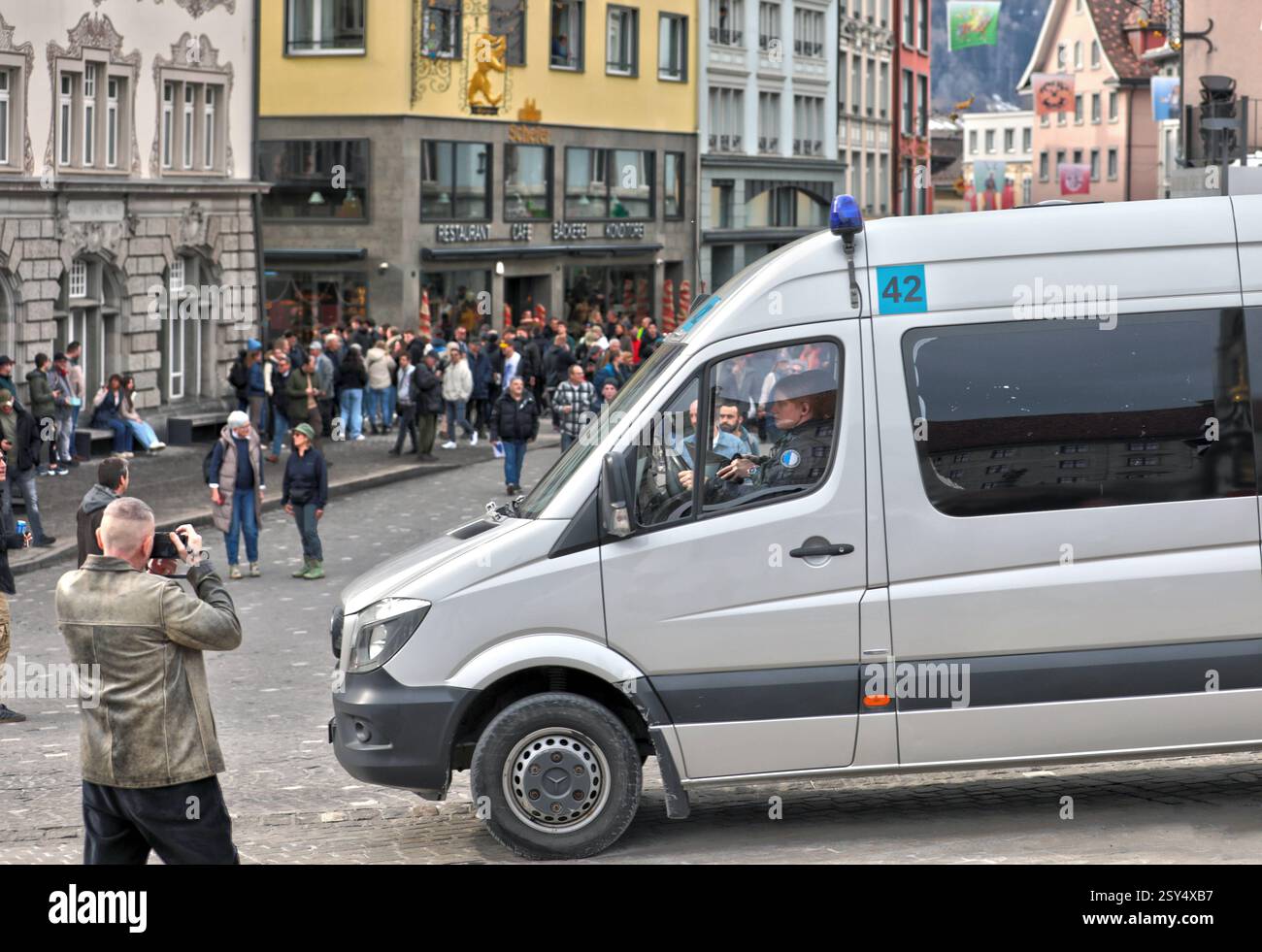 Im Vordergrund: Ziviltransportfahrzeug der Polizei. In Einsiedeln, dem Schweizer Wohnort der deutschen Kanzlerkandidatin der Alternative für Deutschland AfD, fand am 22. Februar 2025 eine Demonstration gegen die AfD und Weidel statt. Im Vordergrund: Ziviltransportfahrzeug der Polizei. In Einsiedeln, dem Schweizer Wohnort der deutschen Kanzlerkandidatin der Alternative für Deutschland AfD, fand am 22. Februar 2025 eine Demonstration gegen die AfD und Weidel statt. Einsiedeln Kanton Schwyz Schweiz *** im Vordergrund Polizei ziviler Transportwagen Eine Demonstration gegen AfD und Weidel Stockfoto