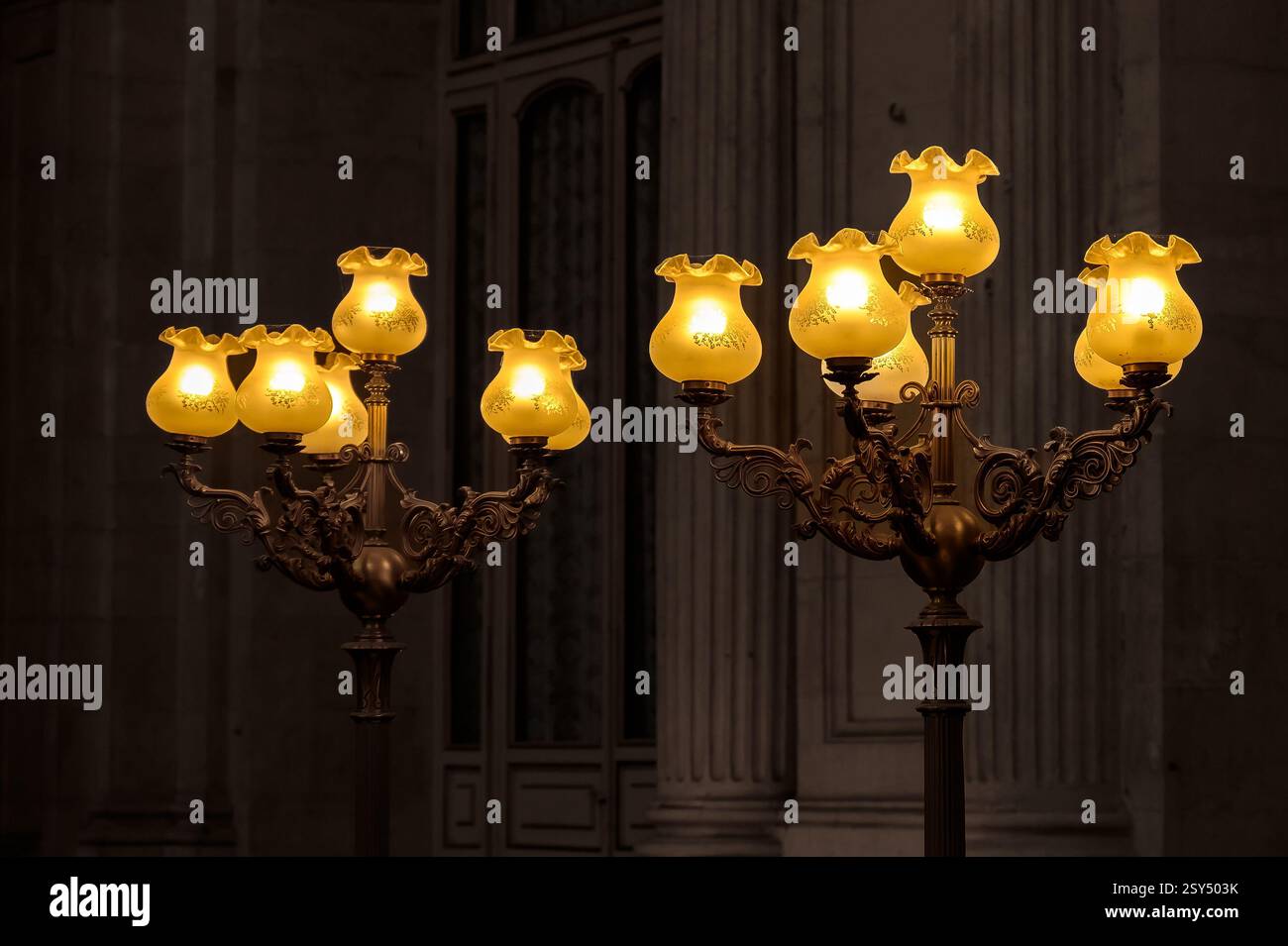 Altmodische elektrische Lampe im Königspalast, Madrid, Spanien. Stockfoto