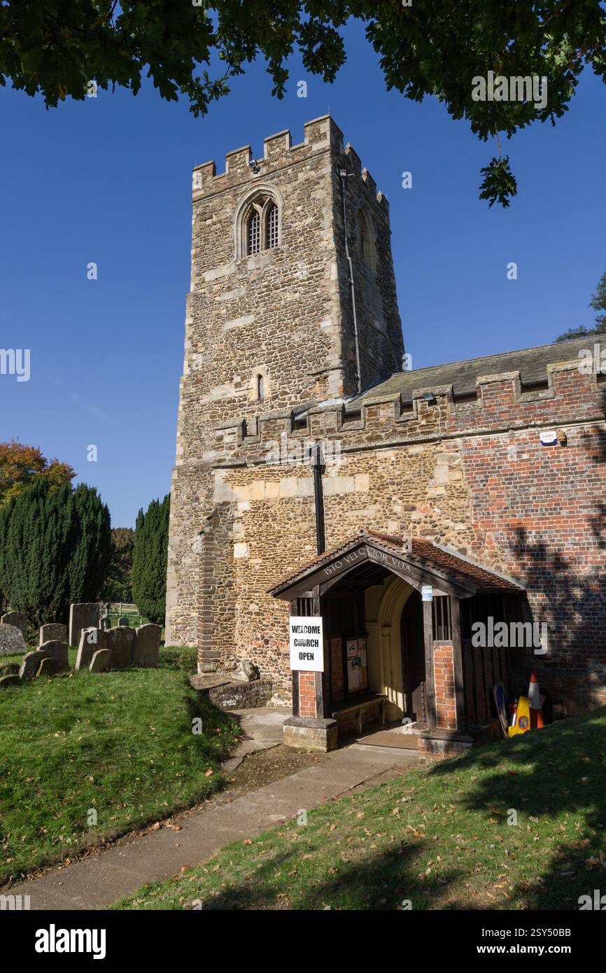 Die Abteikirche St Leonards im Dorf Old Warden, Bedfordshire, Großbritannien; die frühesten Teile stammen aus dem 12. Jahrhundert Stockfoto