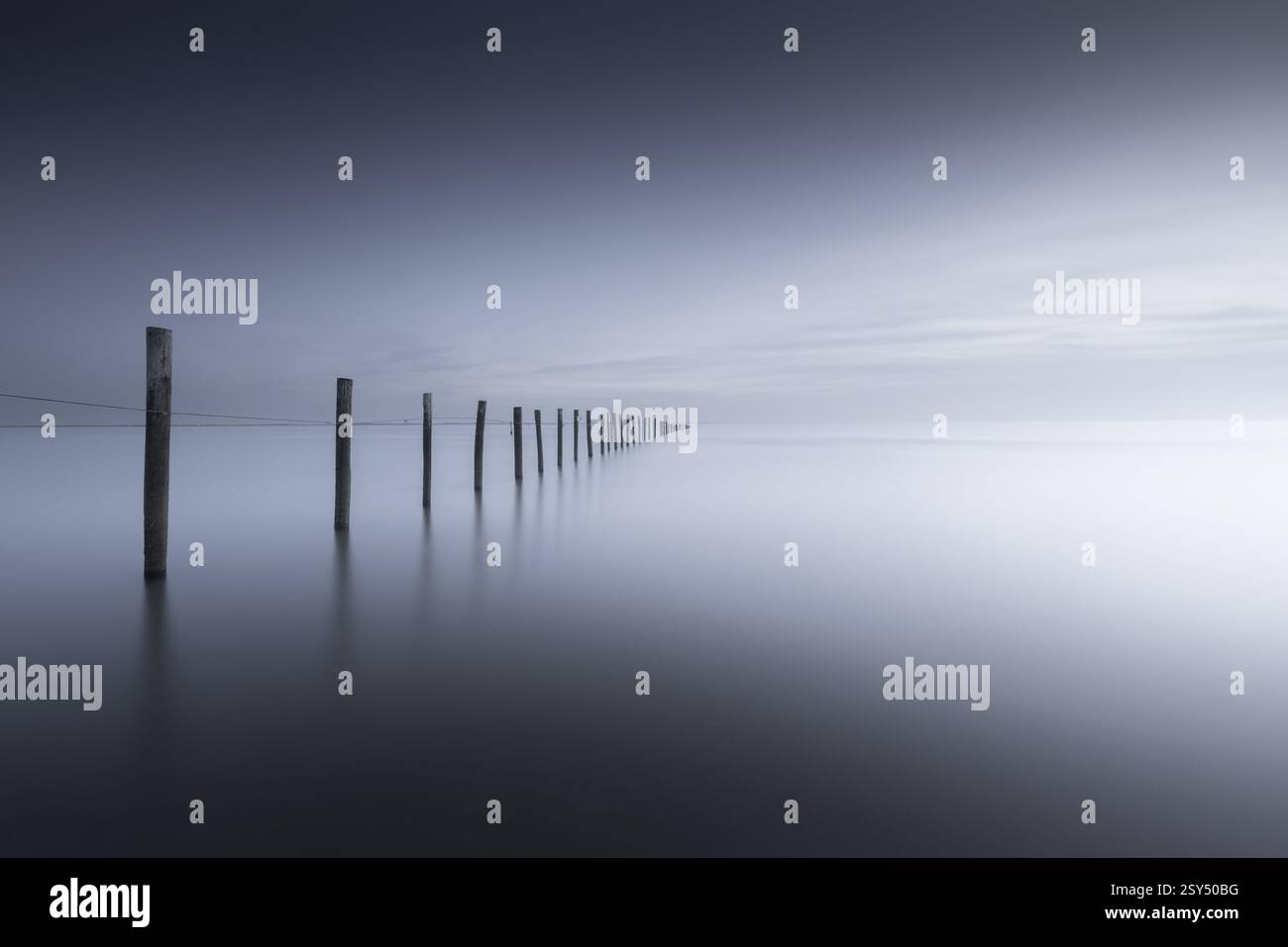 Ein monochromatisches, ruhiges und ruhiges Meeresbild zum Entspannen und Entspannen mit gedämpften Tönen Stockfoto