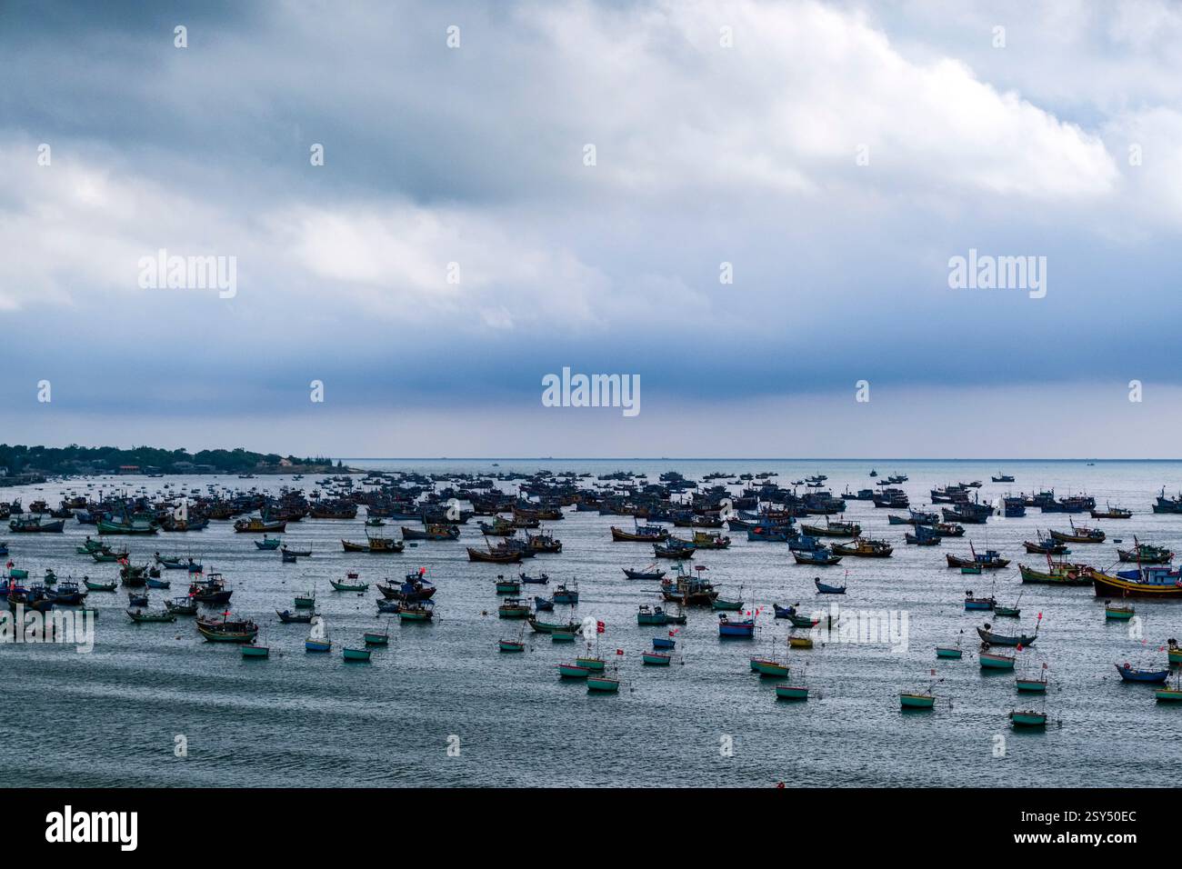 Eine große Anzahl kleiner Fischerboote liegt vor dem Strand von Mui ne, Mũi Né. Stockfoto