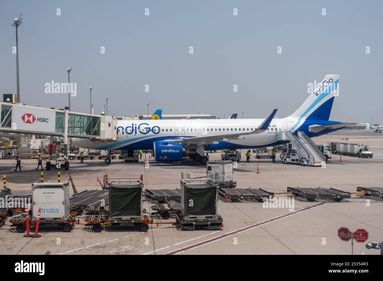 Dubai, Vereinigte Arabische Emirate - 16. Juli 2024: Indigo Airlines Airbus A320 NEO-Flugzeuge werden für den Abflug auf der vorbereitet Stockfoto