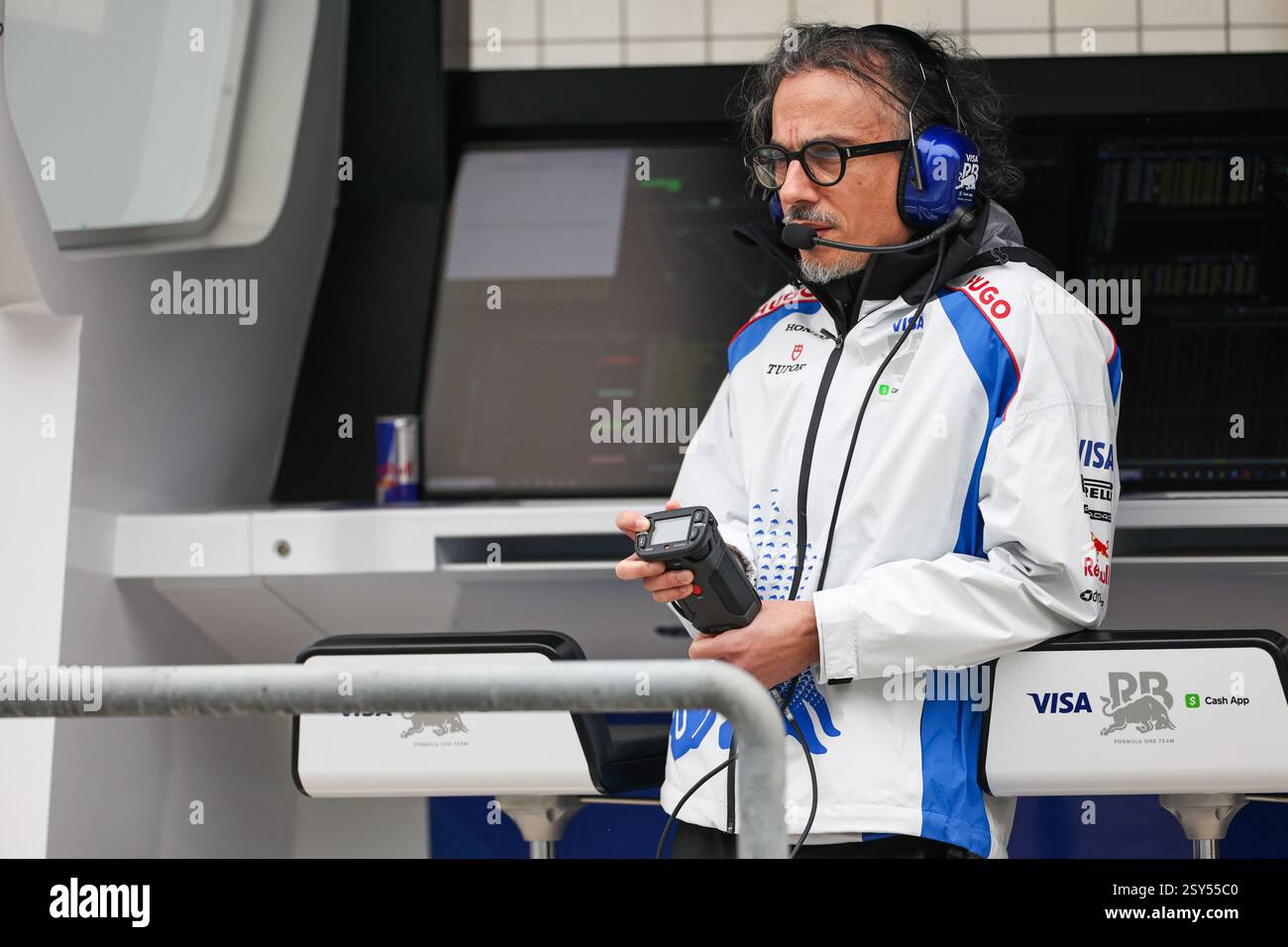 BAHRAIN, BAHRAIN - 27. FEBRUAR: Laurent Mekies aus Frankreich und Visa Cash App RB Formel 1 Team am zweiten Tag der F1-Tests auf dem Bahrain International Circuit am 27. Februar 2025 in Bahrain, Bahrain. (Foto: Qian Jun/Alamy Live News) Stockfoto
