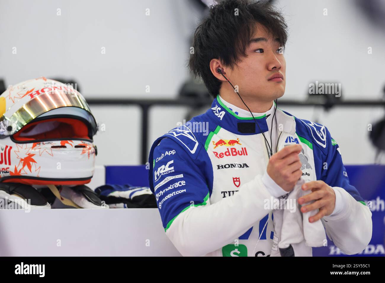 BAHRAIN, BAHRAIN - 27. FEBRUAR: Yuki Tsunoda aus Japan und Visa Cash App RB Formel 1 Team in der Garage während des zweiten F1-Tests auf dem Bahrain International Circuit am 27. Februar 2025 in Bahrain, Bahrain. (Foto: Qian Jun/Alamy Live News) Stockfoto