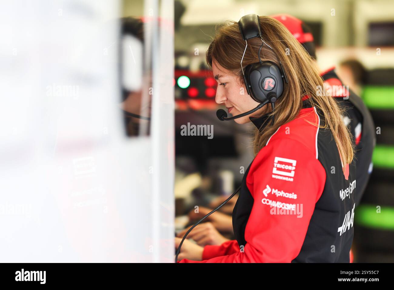 BAHRAIN, BAHRAIN - 27. FEBRUAR: Laura Muller aus Deutschland und MoneyGram Haas F1 Team während des zweiten F1-Tests auf dem Bahrain International Circuit am 27. Februar 2025 in Bahrain. (Foto: Qian Jun/Alamy Live News) Stockfoto