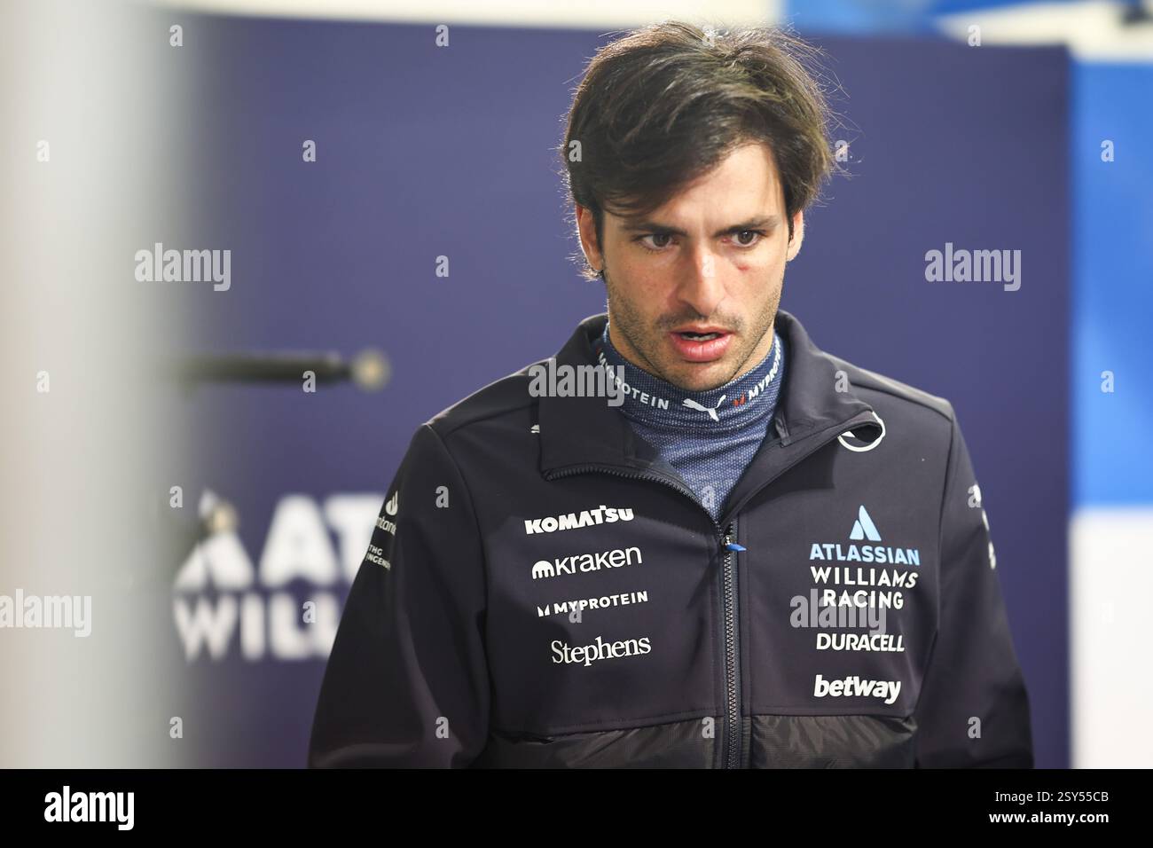 BAHRAIN, BAHRAIN - 27. FEBRUAR: Carlos Sainz Jr aus Spanien und Atlassian Williams Racing in der Garage während des zweiten F1-Testtages auf dem Bahrain International Circuit am 27. Februar 2025 in Bahrain, Bahrain. (Foto: Qian Jun/Alamy Live News) Stockfoto