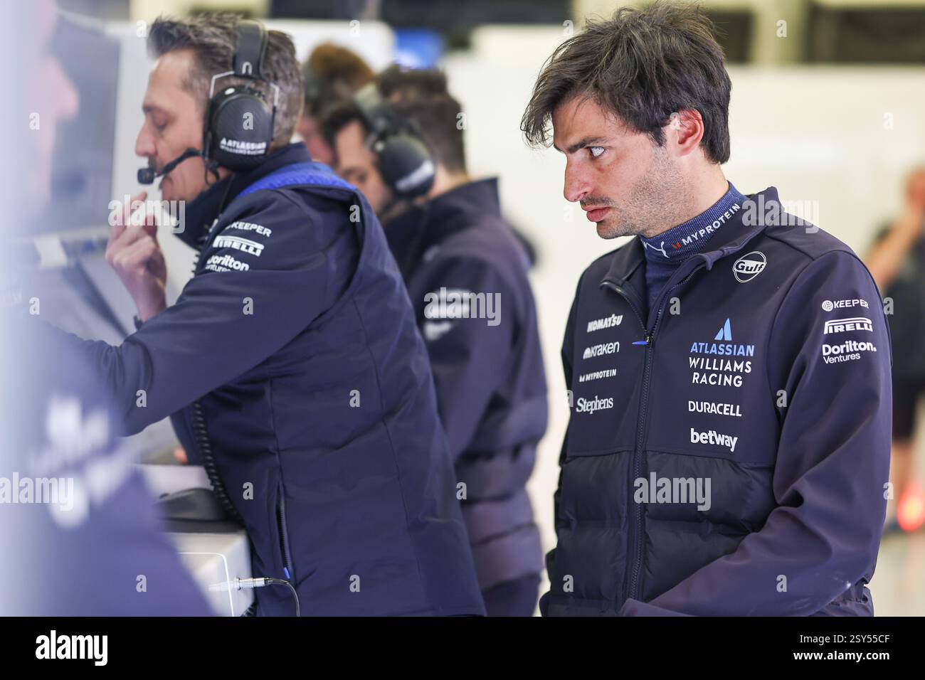 BAHRAIN, BAHRAIN - 27. FEBRUAR: Carlos Sainz Jr aus Spanien und Atlassian Williams Racing in der Garage während des zweiten F1-Testtages auf dem Bahrain International Circuit am 27. Februar 2025 in Bahrain, Bahrain. (Foto: Qian Jun/Alamy Live News) Stockfoto