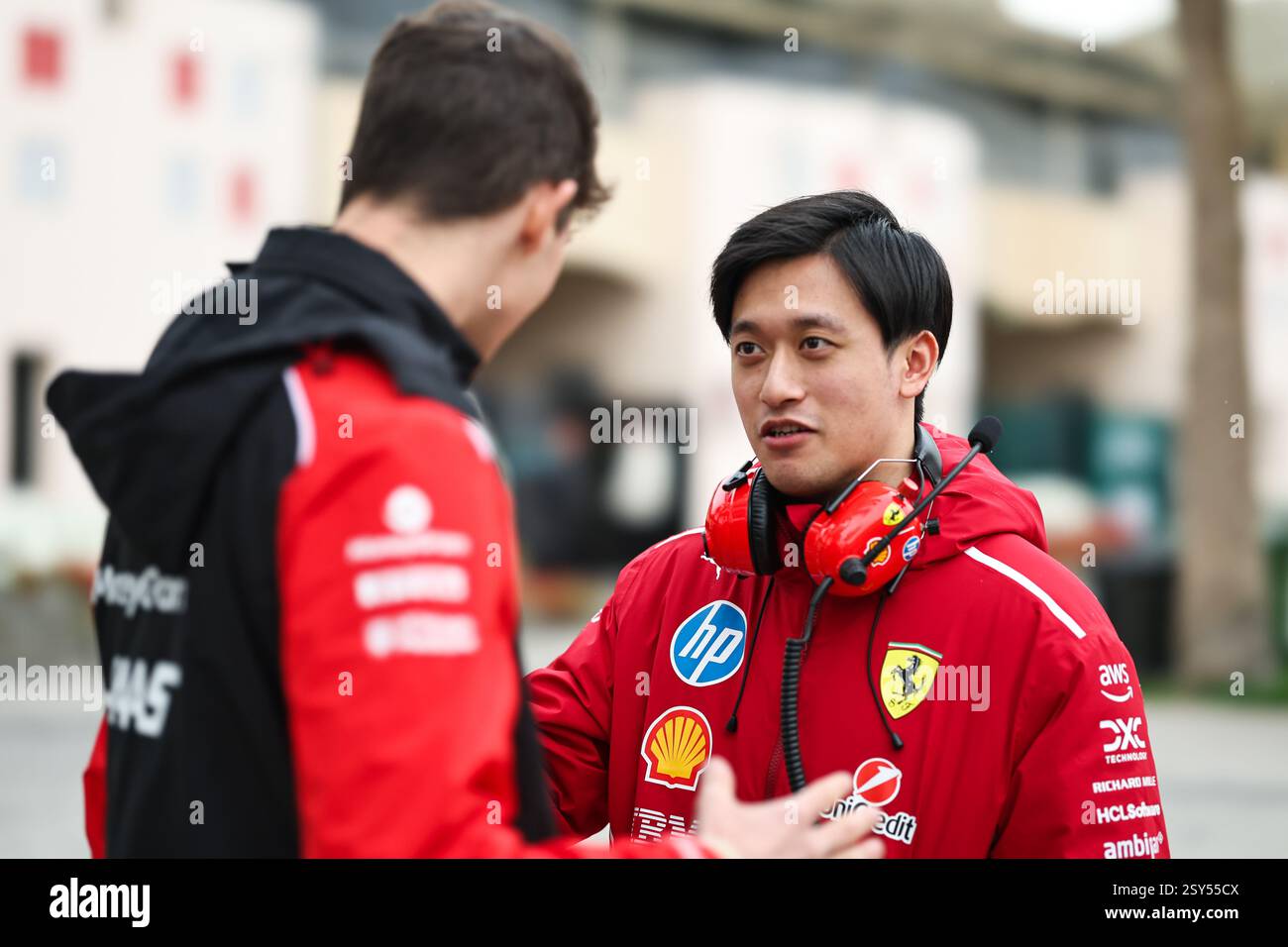 BAHRAIN, BAHRAIN - 27. FEBRUAR: Zhou Guanyu aus China und Scuderia Ferrari im Fahrerlager während des zweiten F1-Tests auf dem Bahrain International Circuit am 27. Februar 2025 in Bahrain. (Foto: Qian Jun/Alamy Live News) Stockfoto