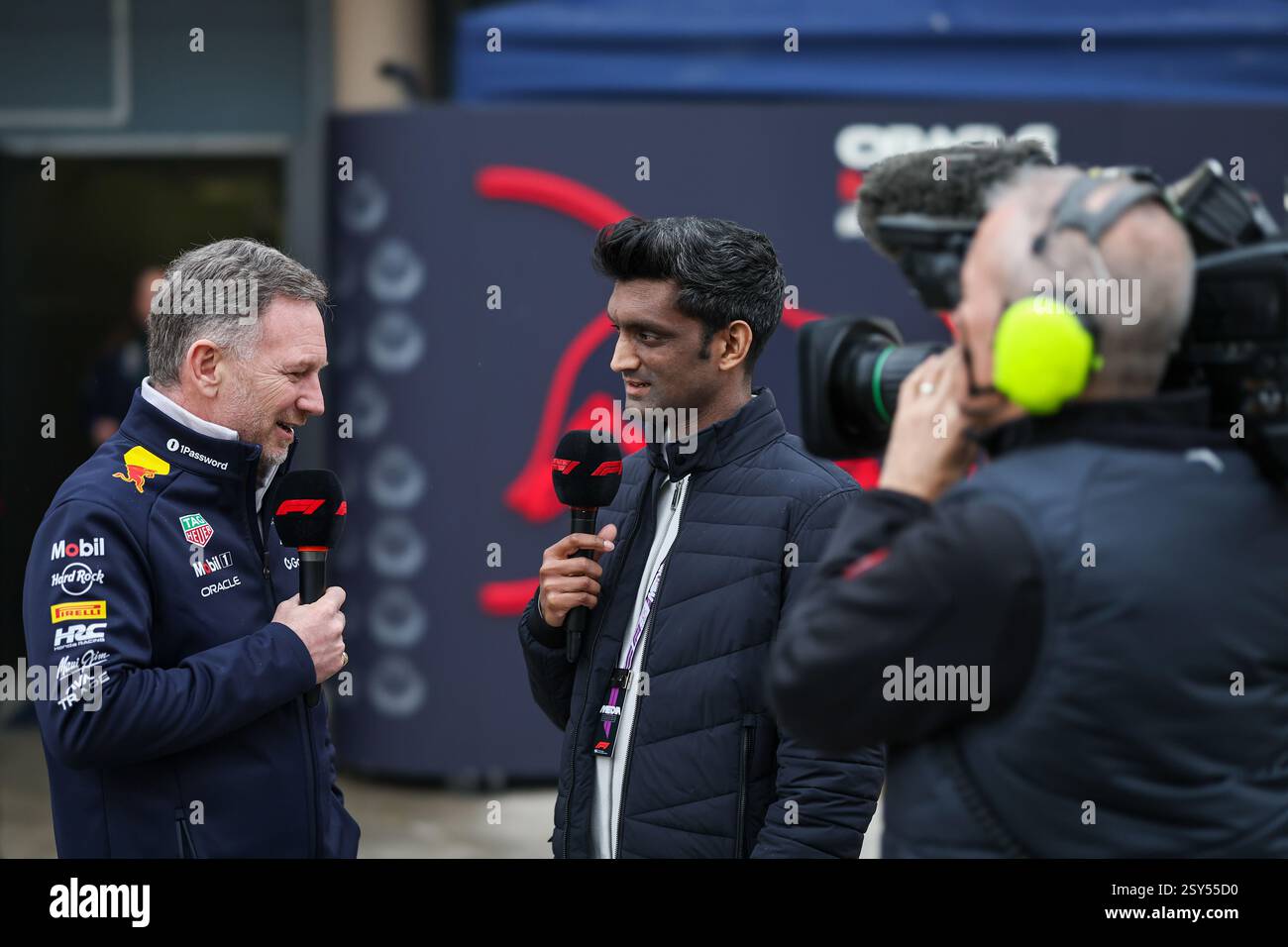 BAHRAIN, BAHRAIN - 27. FEBRUAR: Christian Horner aus Großbritannien und Oracle Red Bull Racing (L) chatten mit F1 TV am zweiten Tag der F1-Tests auf dem Bahrain International Circuit am 27. Februar 2025 in Bahrain. (Foto: Qian Jun/Alamy Live News) Stockfoto