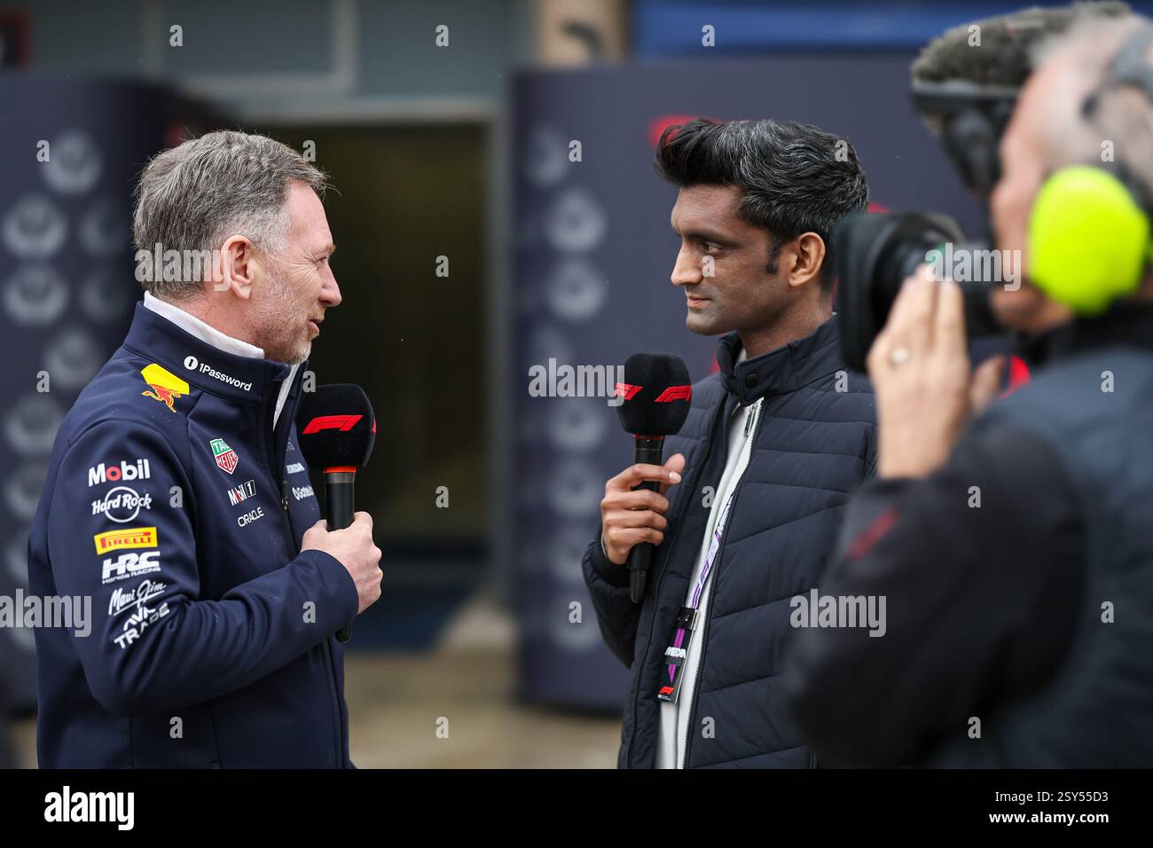 BAHRAIN, BAHRAIN - 27. FEBRUAR: Christian Horner aus Großbritannien und Oracle Red Bull Racing (L) chatten mit F1 TV am zweiten Tag der F1-Tests auf dem Bahrain International Circuit am 27. Februar 2025 in Bahrain. (Foto: Qian Jun/Alamy Live News) Stockfoto