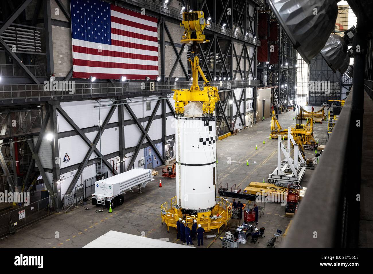 Techniker der Exploration Ground Systems der NASA verwenden einen Kran im Transfergang des Vehicle Assembly Building des Kennedy Space CE der Agentur Stockfoto Techniker der Exploration Ground Systems der NASA verwenden einen Kran im Transfergang des Vehicle Assembly Building des Kennedy Space CE der Agentur Stockfoto