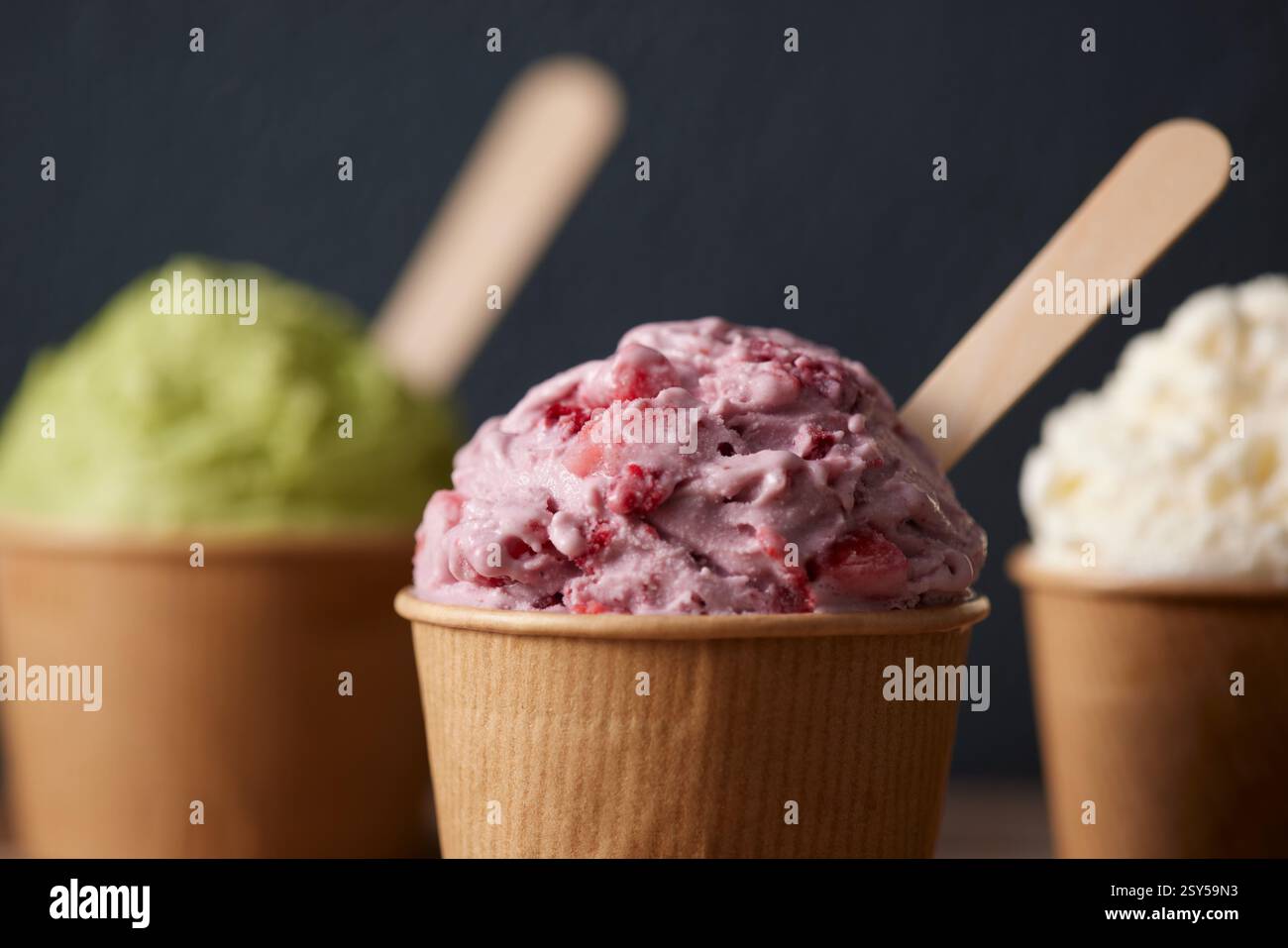 Drei Verschiedene Eissorten In Tassen Stockfoto