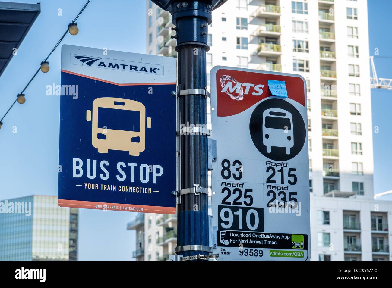 Amtrak- und San Diego Metropolitan Transit System (MTS), Ausschilderung für Bushaltestellen vor dem Santa Fe Depot Bahnhof in San Diego, Kalifornien Stockfoto