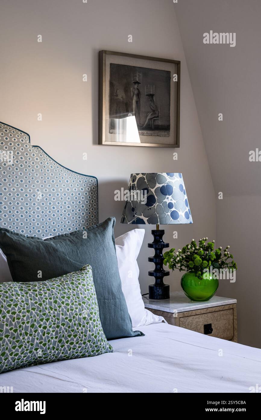 Kontrastierende Muster des Schlafzimmers mit Stoffen von Eloise Home im zeitgenössischen Neudesign des Hauses West London. Stockfoto