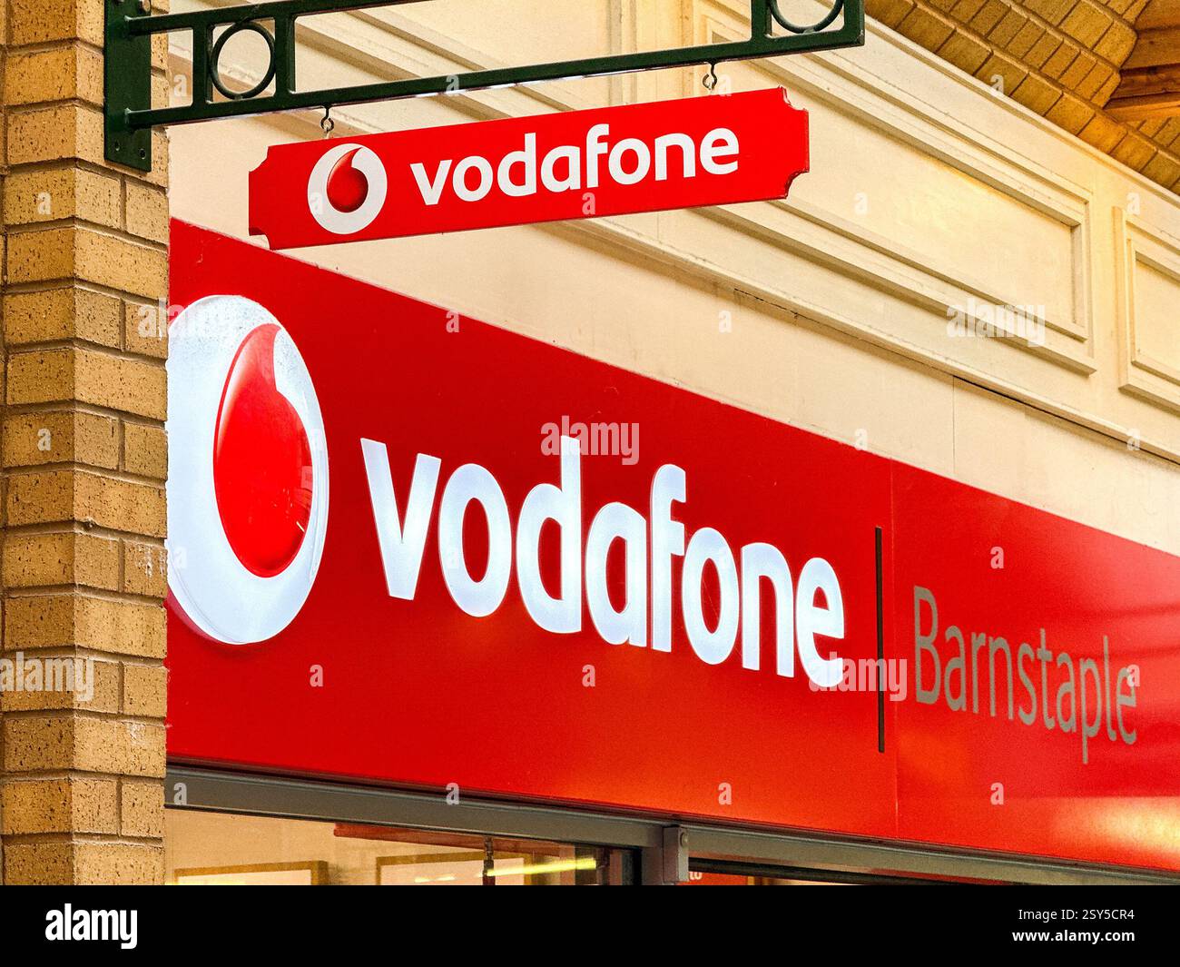 Barnstable, Devon, England, Großbritannien - 21. Februar 2025: Außenansicht der Zweigstelle von Vodafone im Stadtzentrum von Barnstable. - Smartphone-aufgenommenes Stockfoto