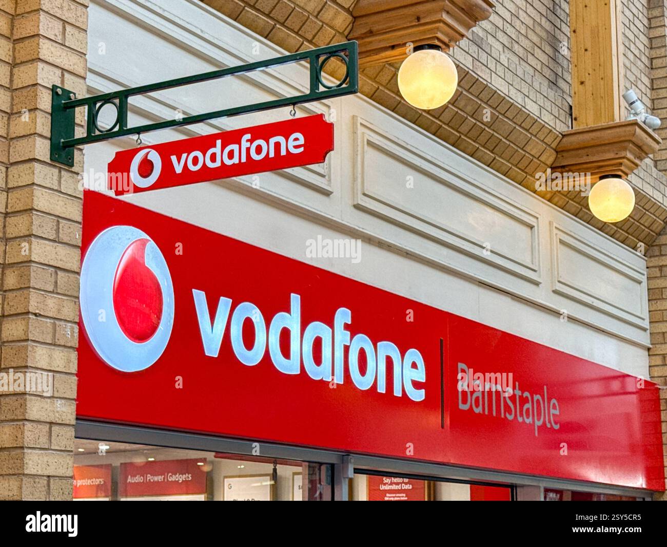 Barnstable, Devon, England, Großbritannien - 21. Februar 2025: Außenansicht der Zweigstelle von Vodafone im Stadtzentrum von Barnstable. - Smartphone-aufgenommenes Stockfoto