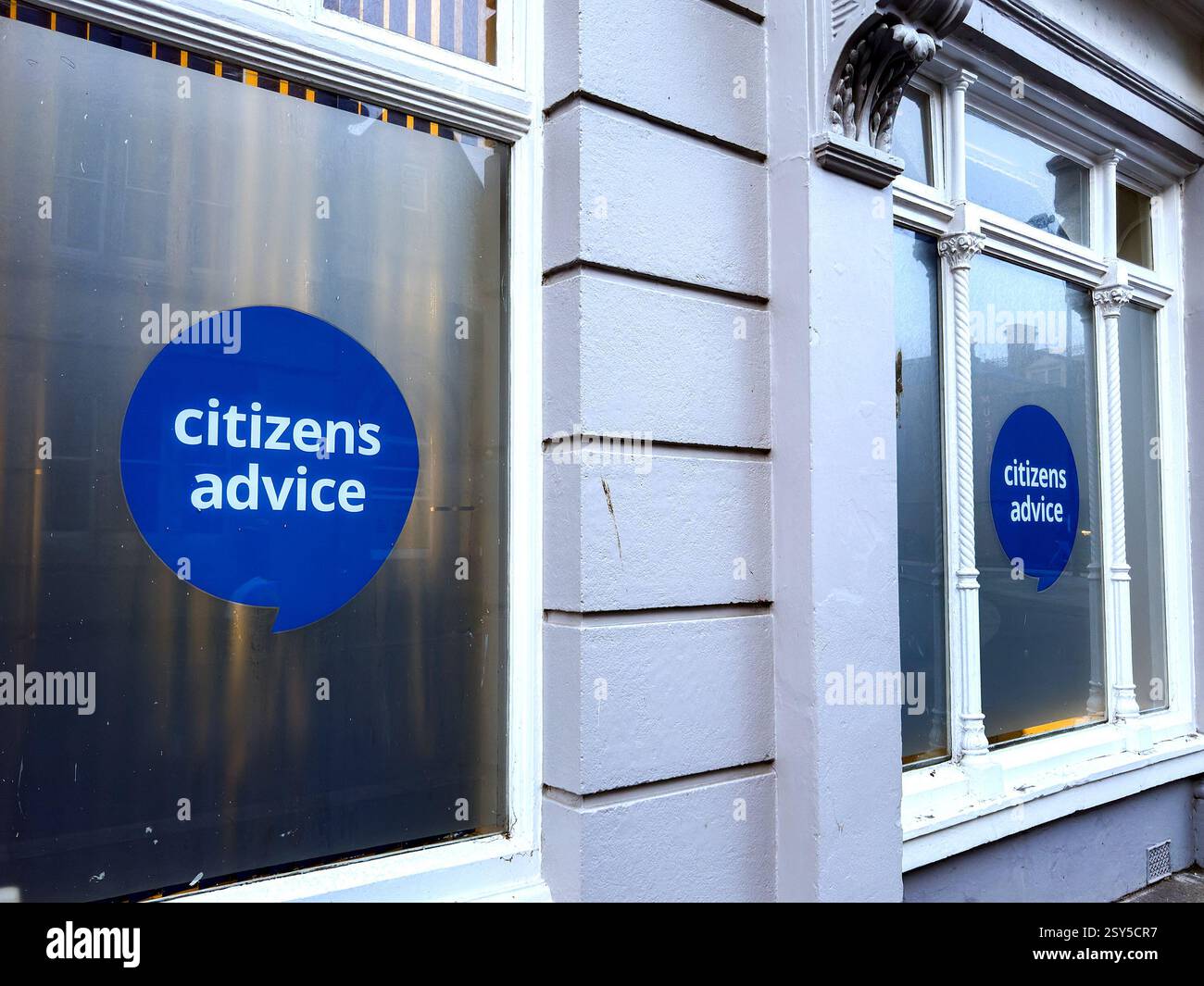 Barnstable, Devon, England, Großbritannien - 21. Februar 2025: Außenansicht der Niederlassung der Bürgerberatung im Stadtzentrum von Barnstable. - Smartphone-aufgenommenes Stockfoto