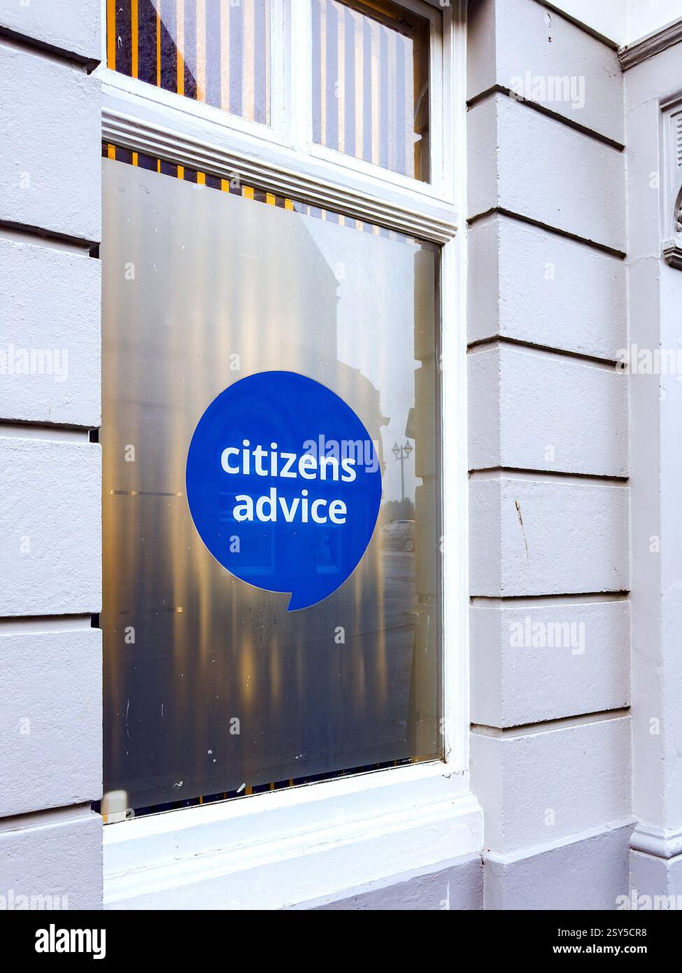 Barnstable, Devon, England, Großbritannien - 21. Februar 2025: Außenansicht der Niederlassung der Bürgerberatung im Stadtzentrum von Barnstable. - Smartphone-aufgenommenes Stockfoto