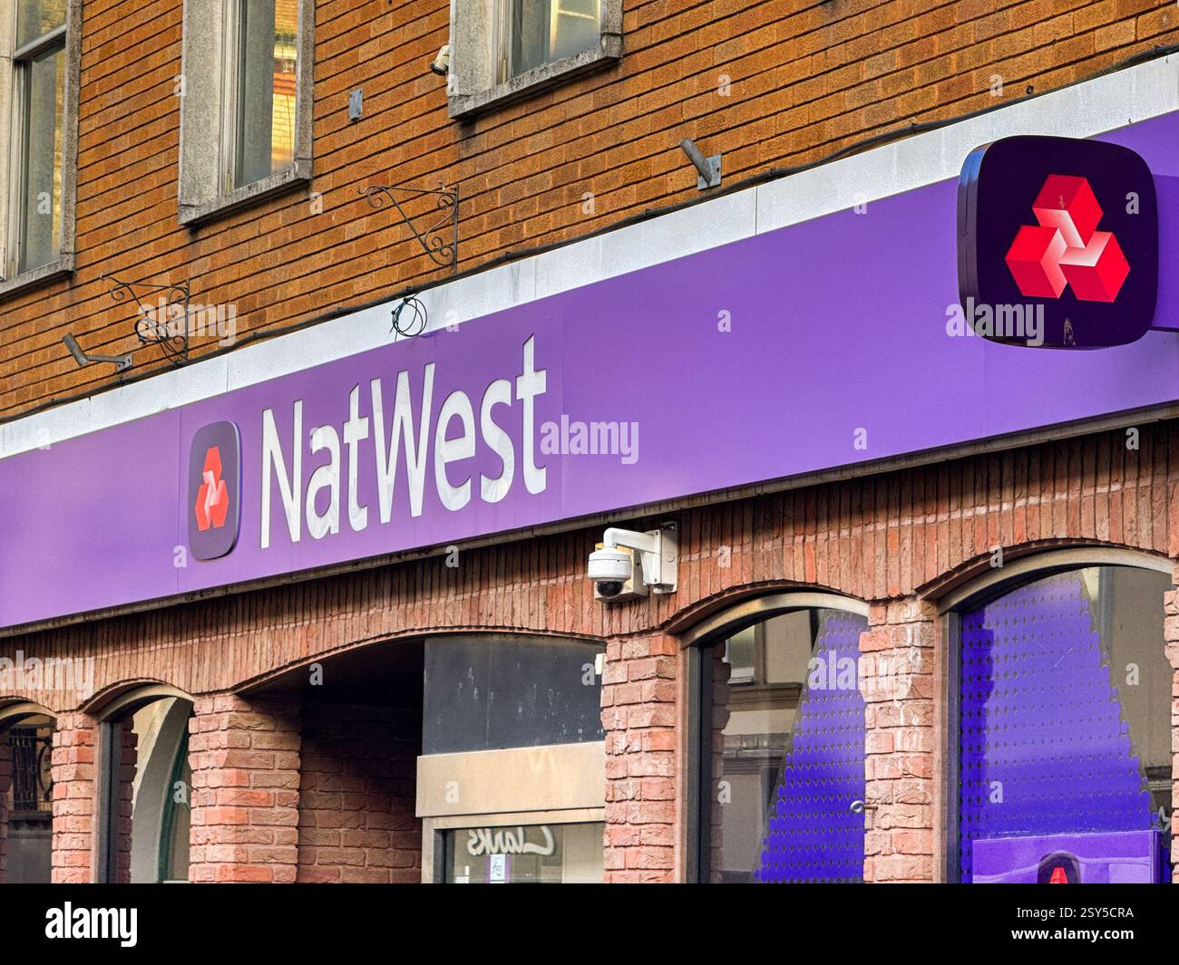 Barnstable, Devon, England, Großbritannien - 22. Februar 2025: Außenansicht der Filiale der Natwest Bank im Stadtzentrum von Barnstable. - Smartphone-aufgenommenes Stockfoto