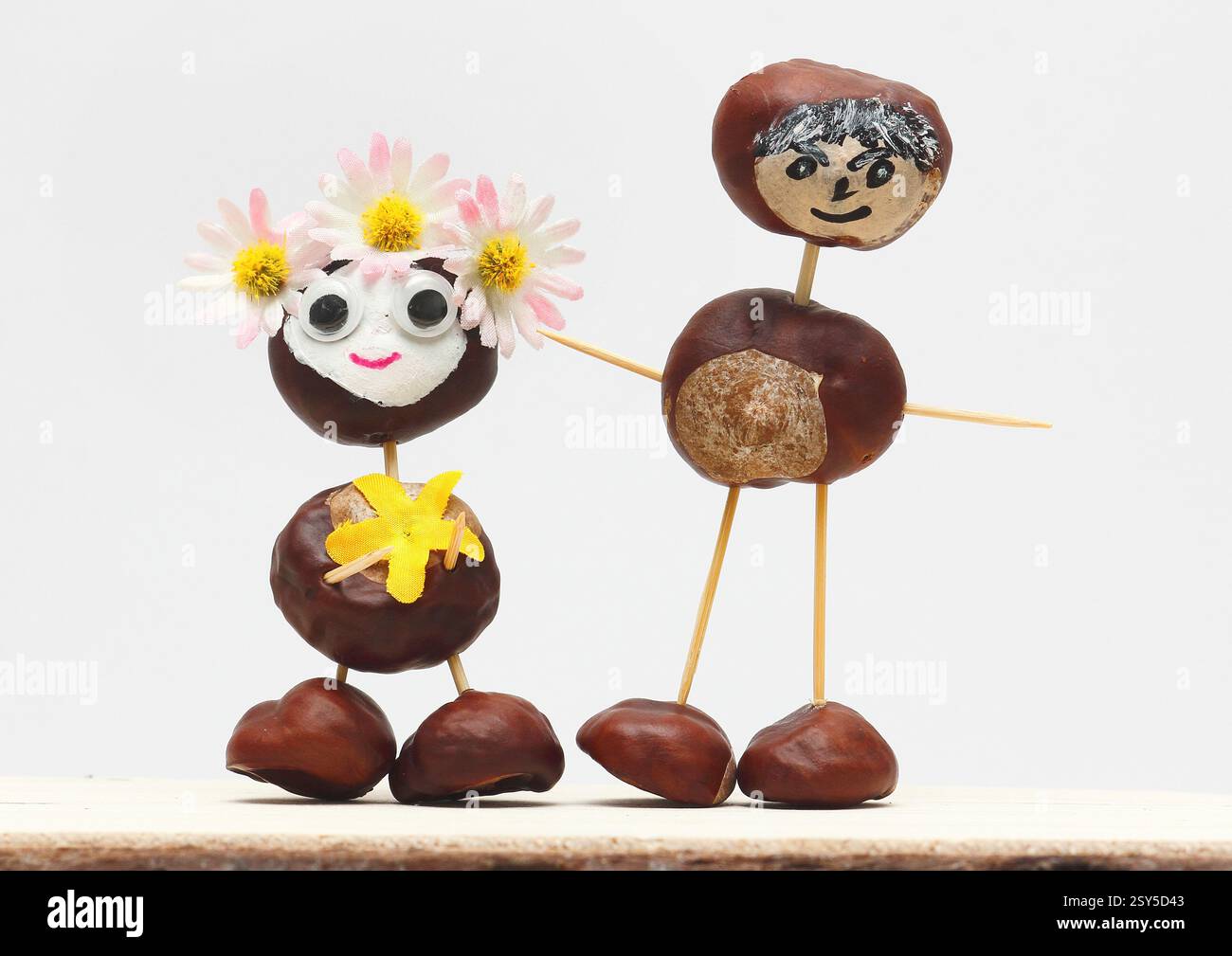 Lustige Kastanienfiguren Stockfoto