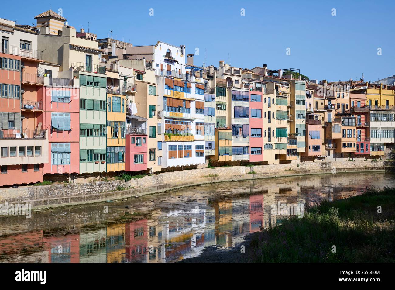 Girona, Spanien - 29.07.2024: Bunte Häuser am Fluss Onyar, der durch die Stadt fließt Stockfoto