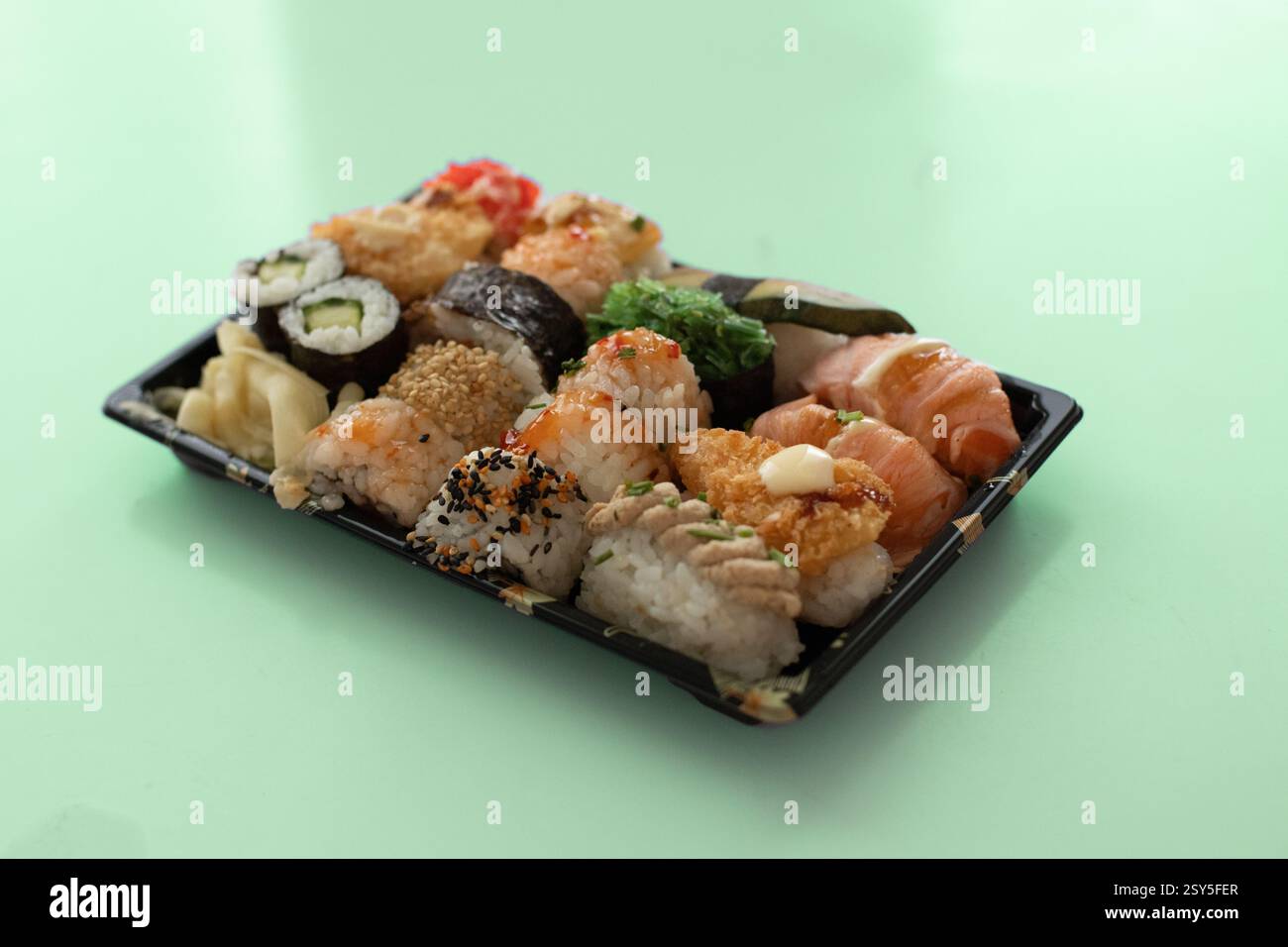 Essen zum Mitnehmen. Set Sushi in Kunststoffbehälter. Stockfoto