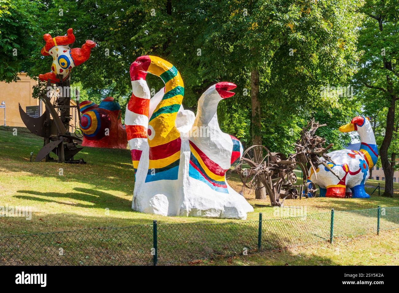 „Le Paradis fantastique“ ist eine Reihe monumentaler Skulpturen von Niki de Saint Phalle und Jean Tinguely, die im Freien in Stockholm, Schweden, ausgestellt werden. Stockfoto