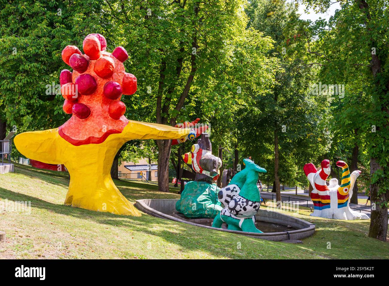 „Le Paradis fantastique“ ist eine Reihe monumentaler Skulpturen von Niki de Saint Phalle und Jean Tinguely, die im Freien in Stockholm, Schweden, ausgestellt werden. Stockfoto